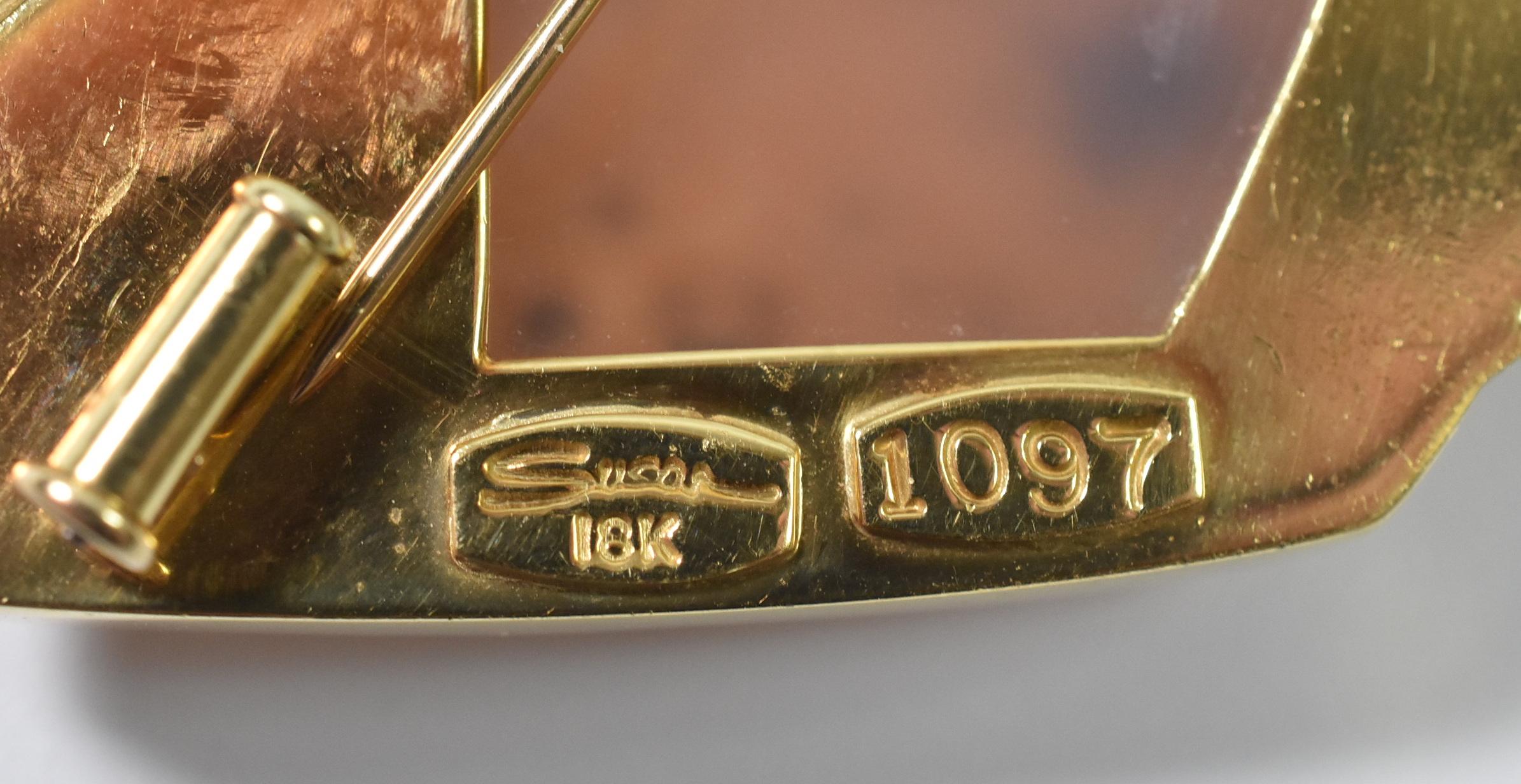 XX secolo Spilla modernista in oro 18k con diamanti e pietra lucida di Susan Helmich in vendita