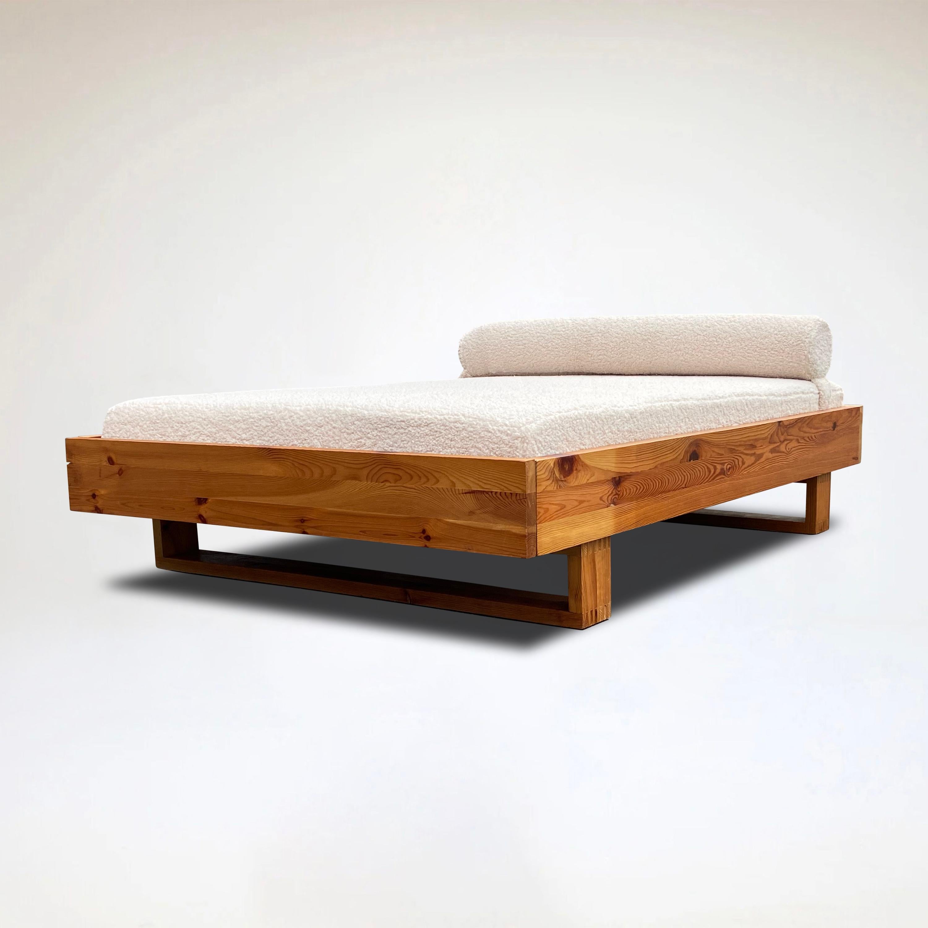 Modernist pine and bouclé daybed by Ate van Apeldoorn for Houtwerk Hattem 1970s For Sale 3