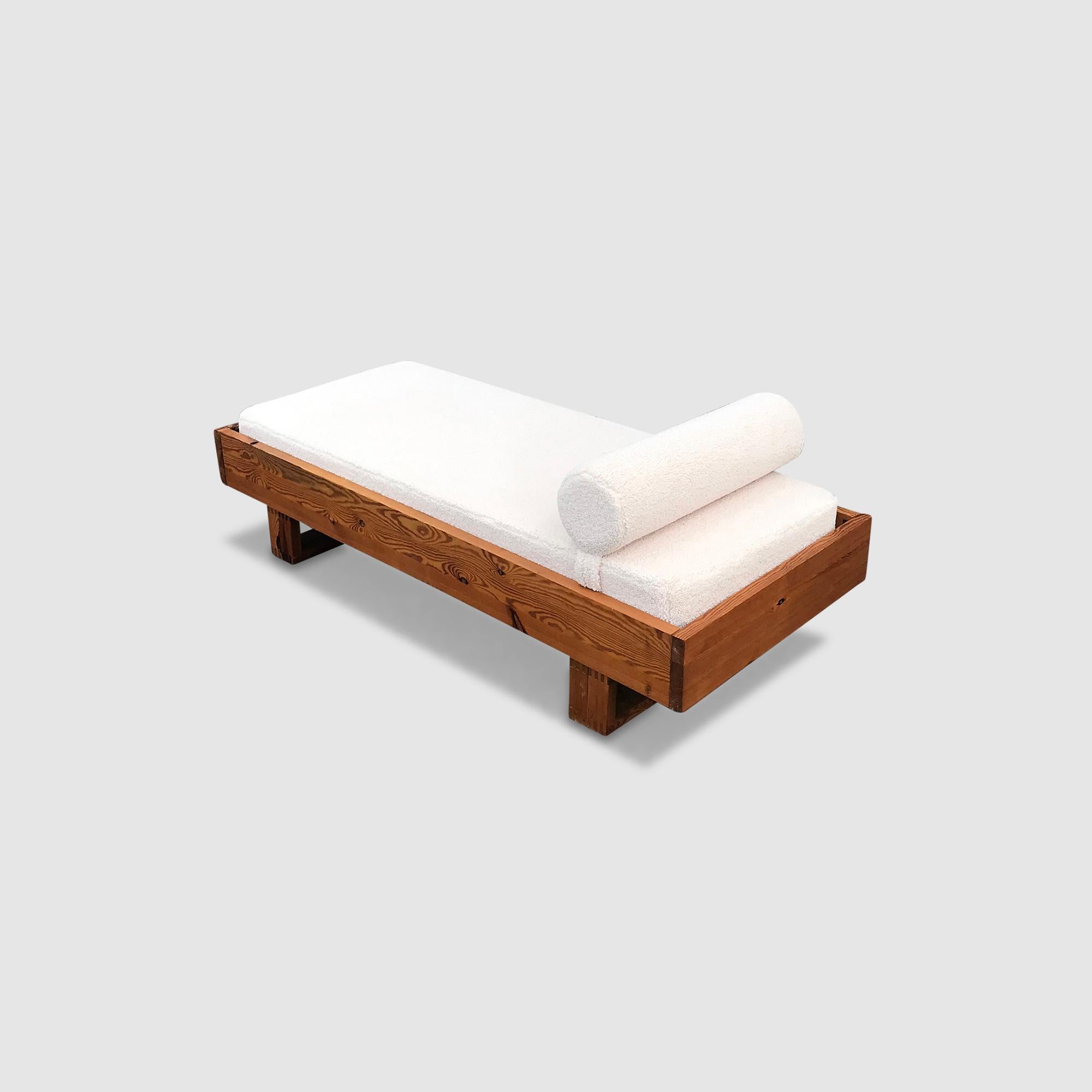Modernist pine and bouclé daybed by Ate van Apeldoorn for Houtwerk Hattem 1970s en venta 3