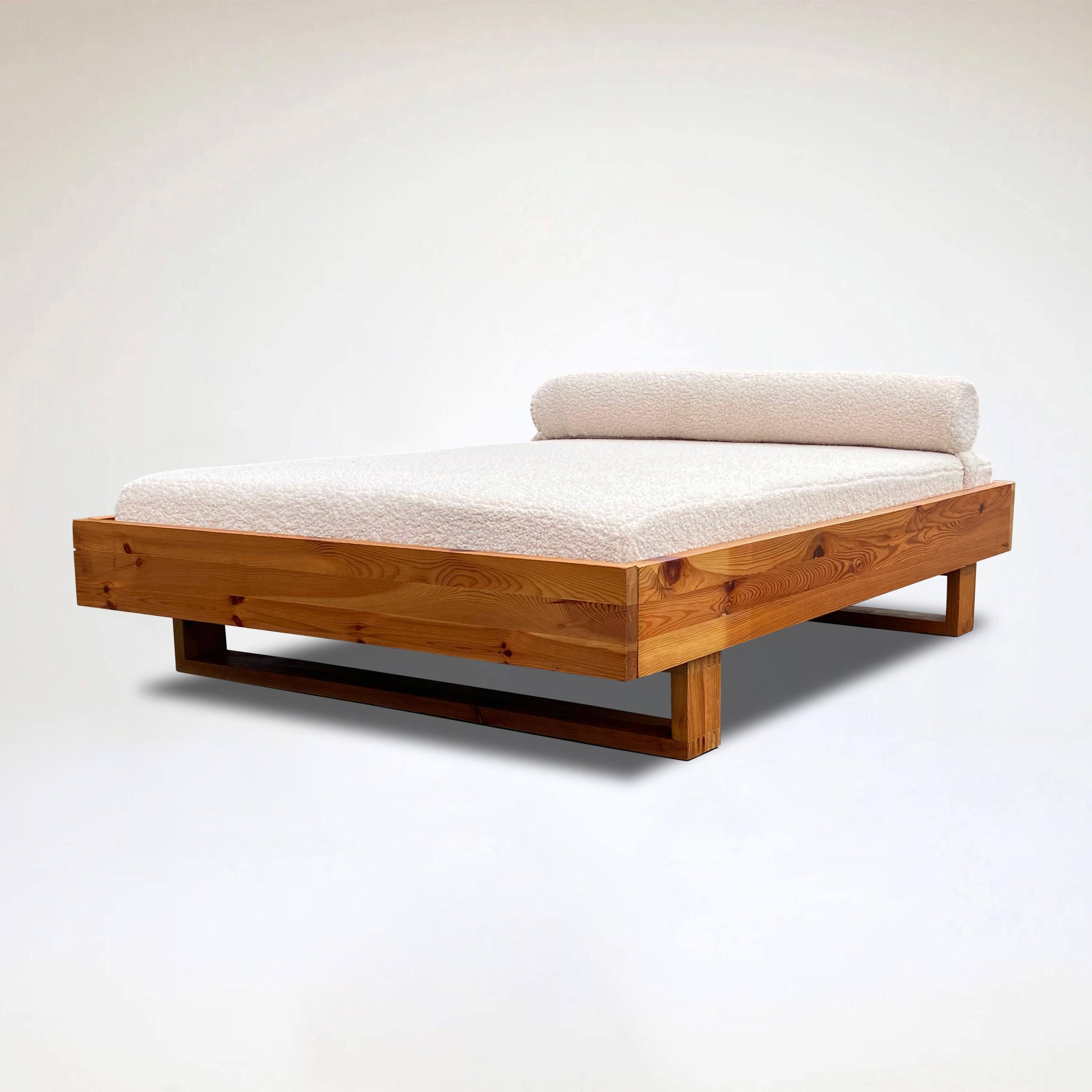 Modernist pine and bouclé daybed by Ate van Apeldoorn for Houtwerk Hattem 1970s For Sale 4