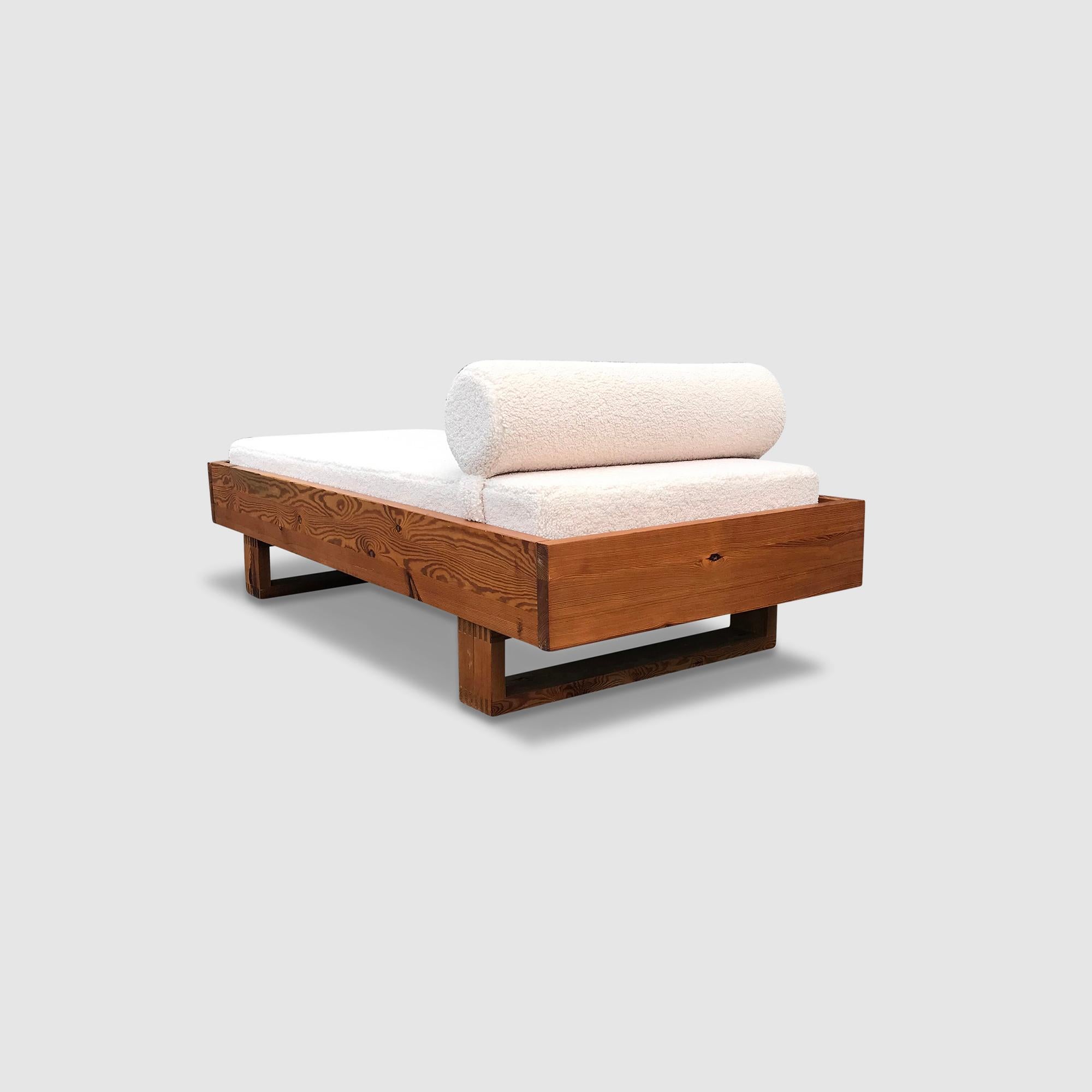 Modernist pine and bouclé daybed by Ate van Apeldoorn for Houtwerk Hattem 1970s en venta 4