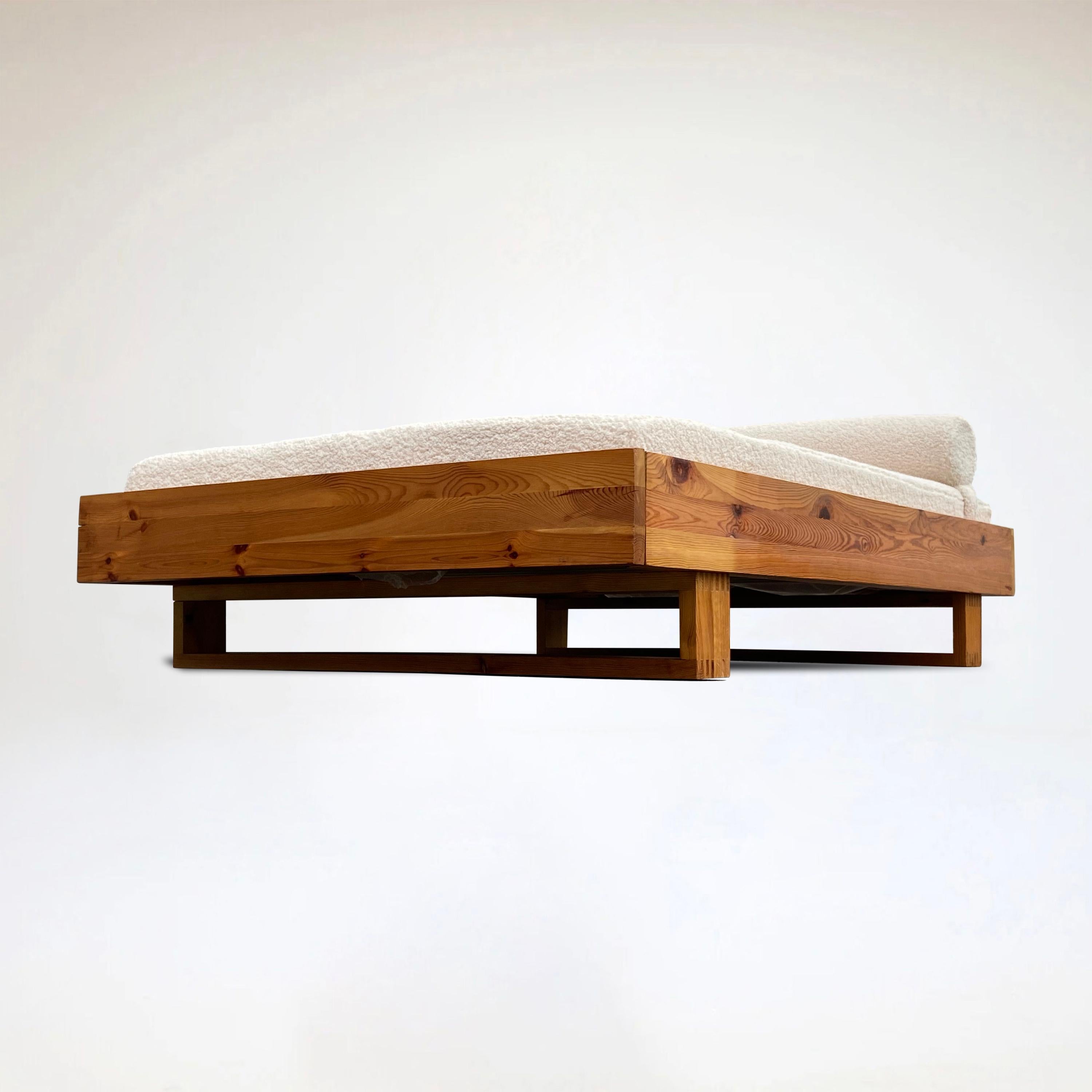 Modernist pine and bouclé daybed by Ate van Apeldoorn for Houtwerk Hattem 1970s For Sale 5