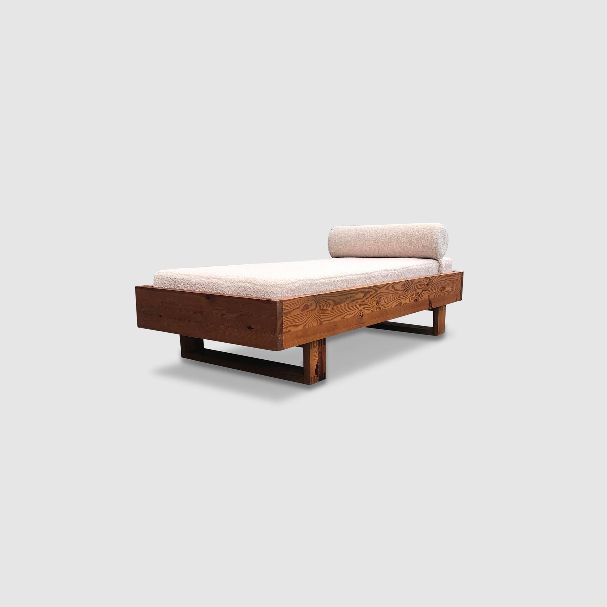 Modernist pine and bouclé daybed by Ate van Apeldoorn for Houtwerk Hattem 1970s en venta 5