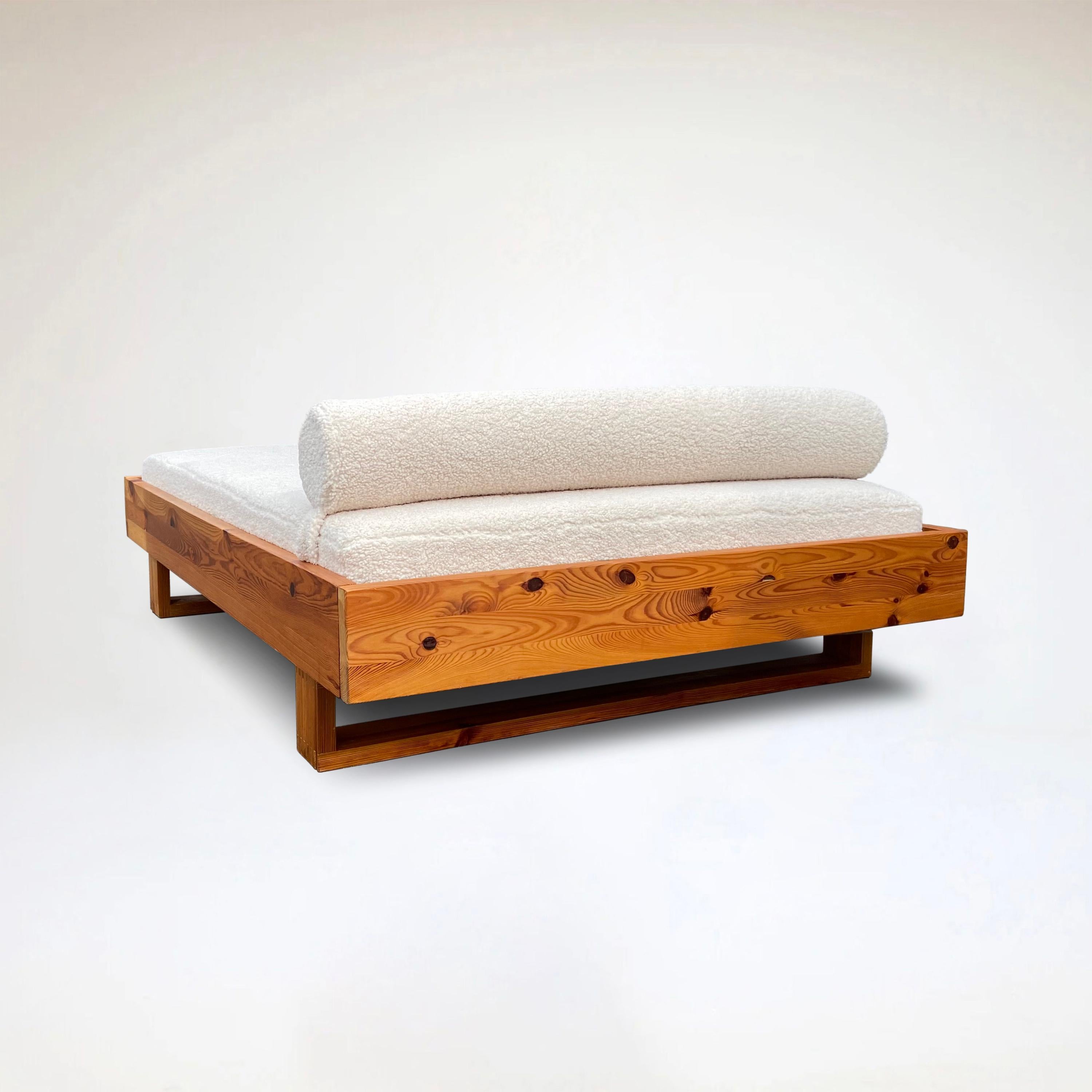 Modernist pine and bouclé daybed by Ate van Apeldoorn for Houtwerk Hattem 1970s For Sale 6