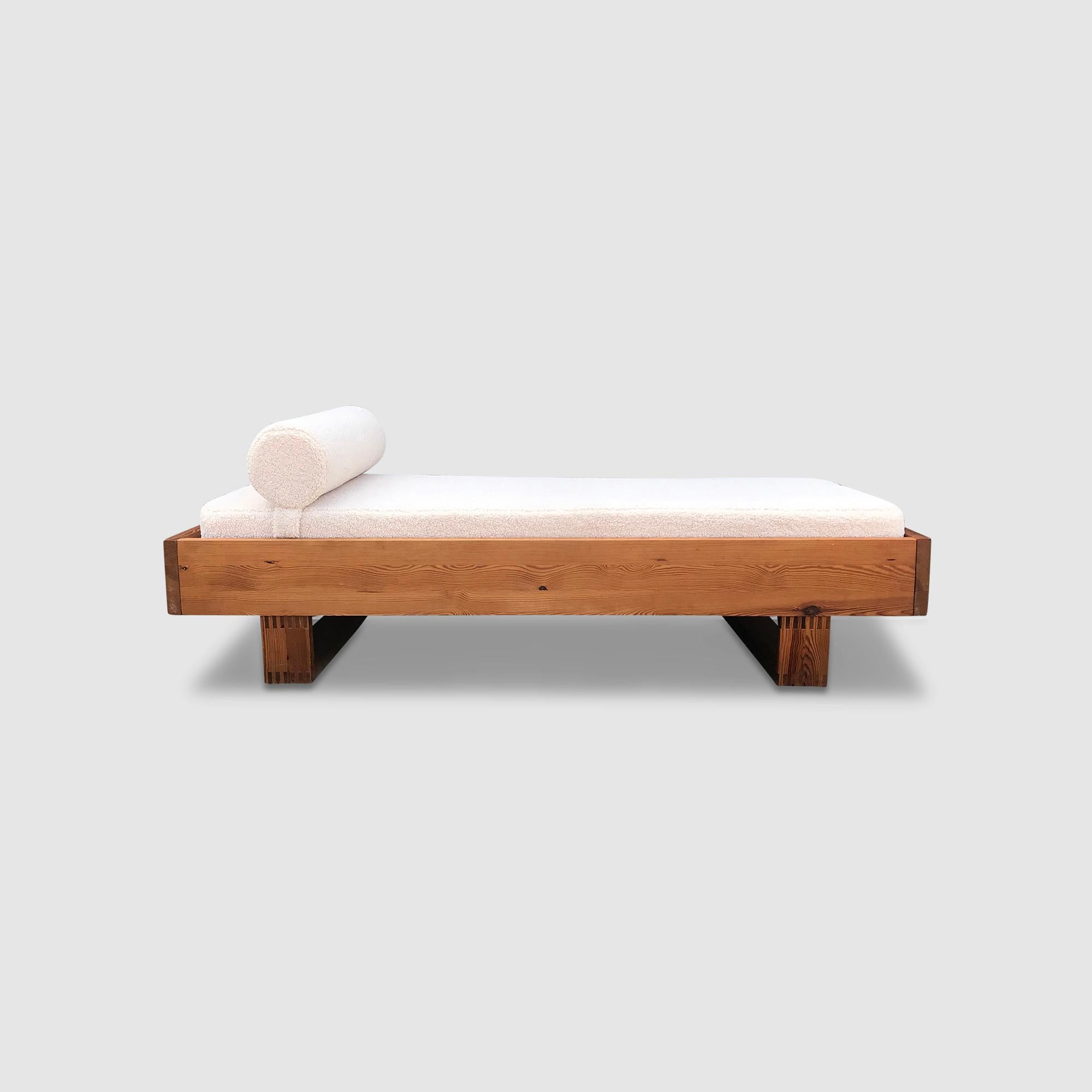Solid pine daybed by Ate van Apeldoorn for Houtwerk Hattem.

The daybed has been constructed in a fully enclosed pine frame, with the sculpted feet placed on the outer ends and slats to support the mattress.

The frame supports a 80 x 190 cm