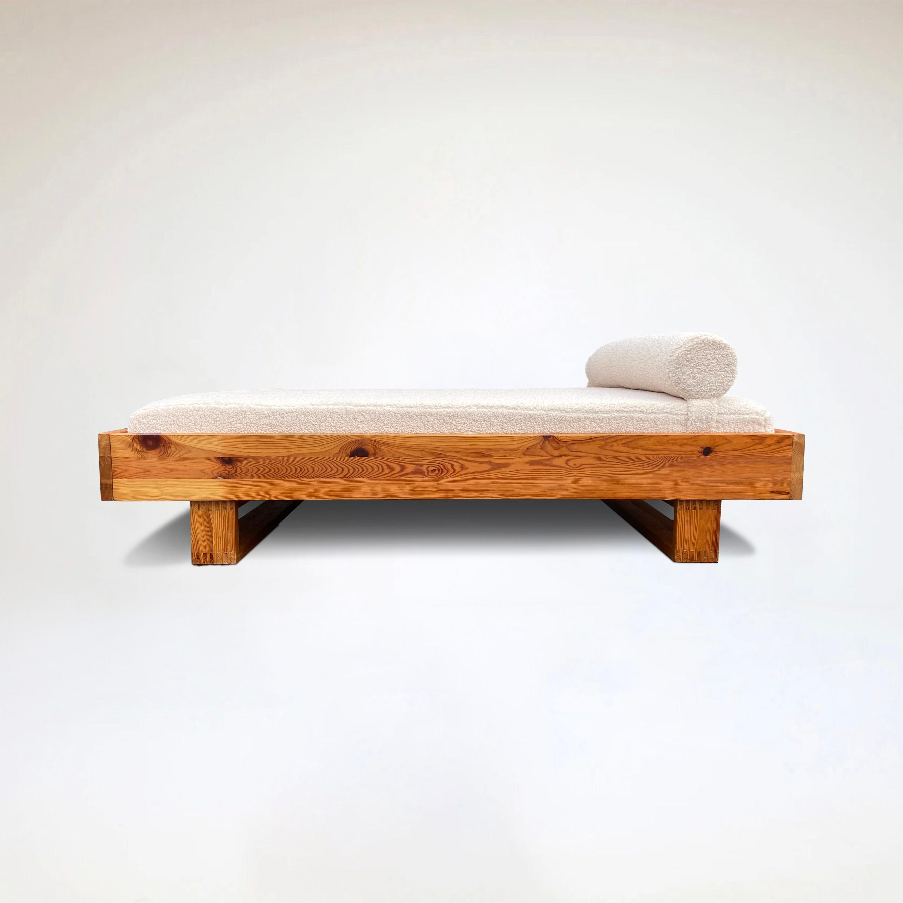 Minimalist Modernist pine and bouclé daybed by Ate van Apeldoorn for Houtwerk Hattem 1970s For Sale