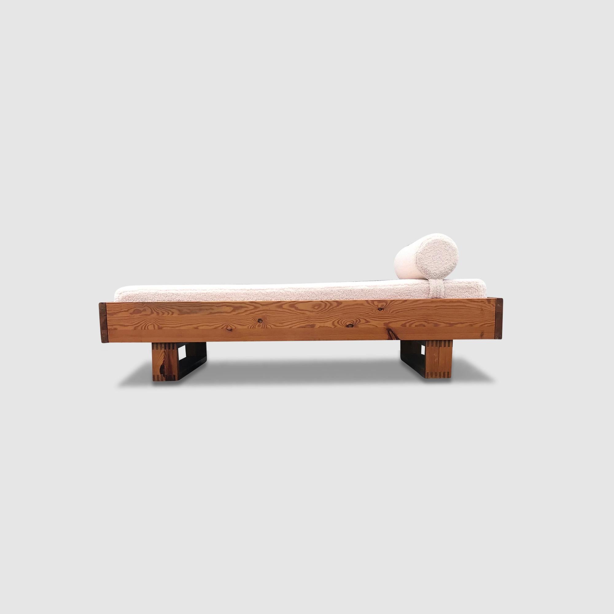 Modernist pine and bouclé daybed by Ate van Apeldoorn for Houtwerk Hattem 1970s Minimalista en venta
