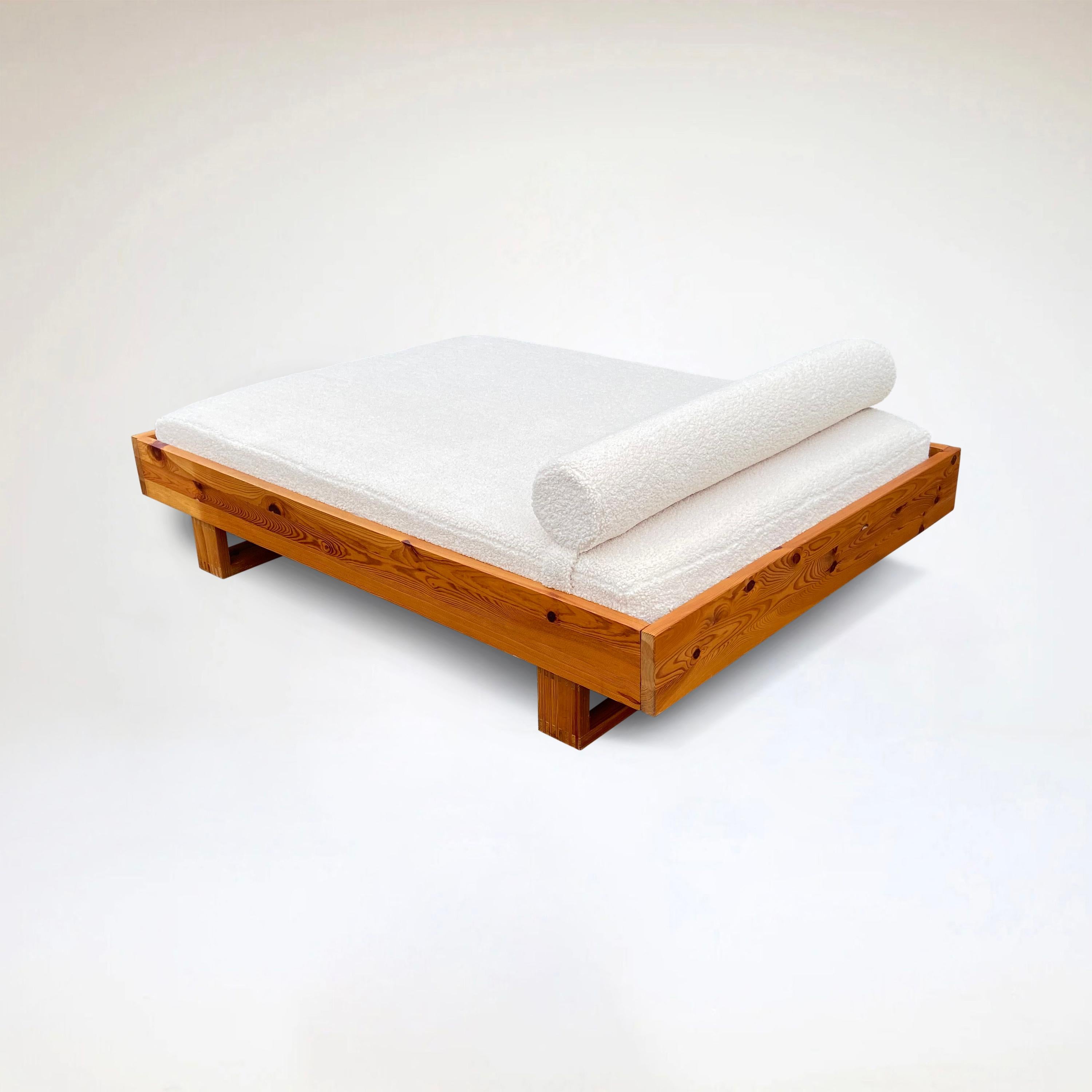 Modernistisches Tagesbett aus Kiefer und Bouclé von Ate van Apeldoorn für Houtwerk Hattem 1970er (Niederländisch) im Angebot