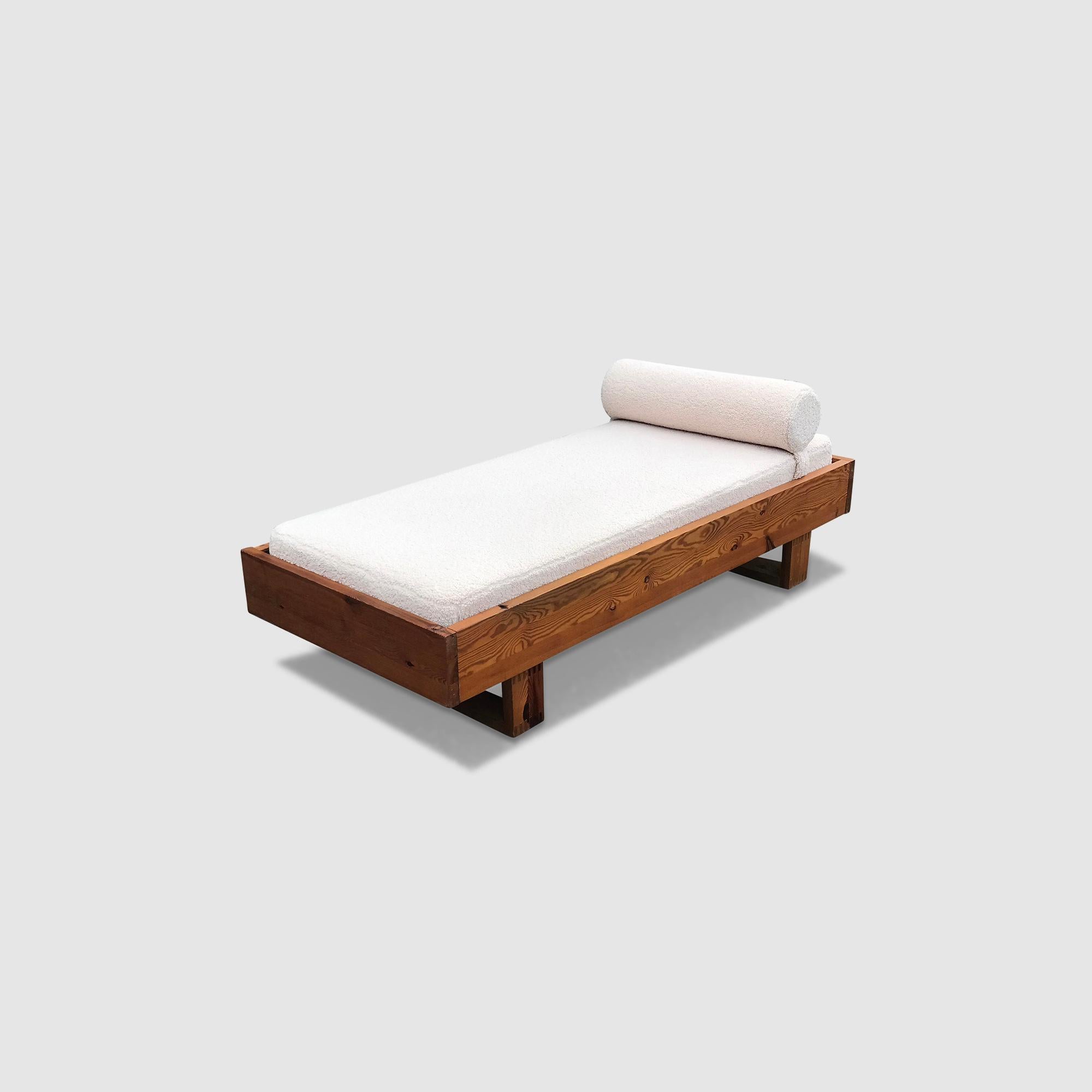 Modernist pine and bouclé daybed by Ate van Apeldoorn for Houtwerk Hattem 1970s Holandés en venta
