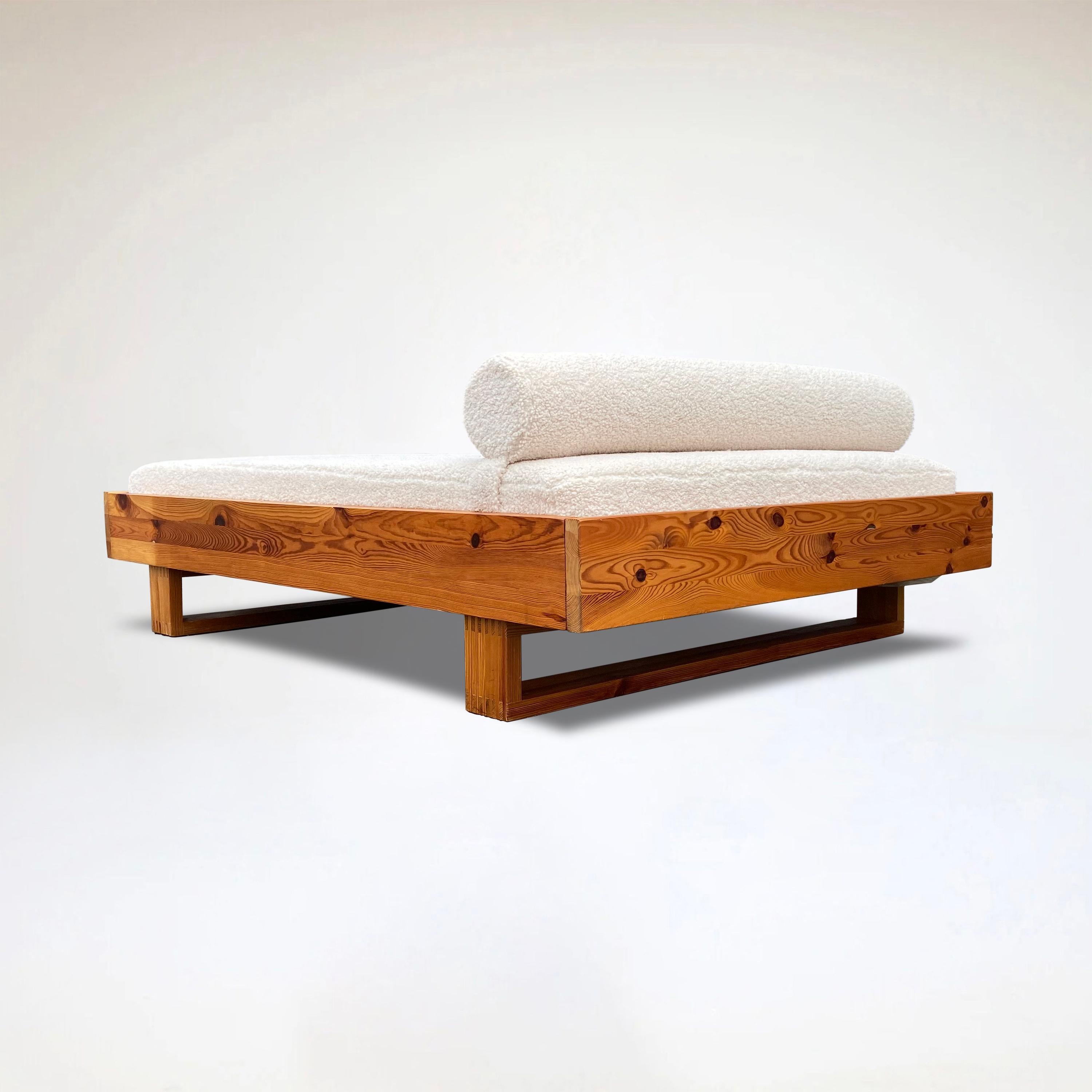 Modernistisches Tagesbett aus Kiefer und Bouclé von Ate van Apeldoorn für Houtwerk Hattem 1970er im Zustand „Gut“ im Angebot in Sas van Gent, NL