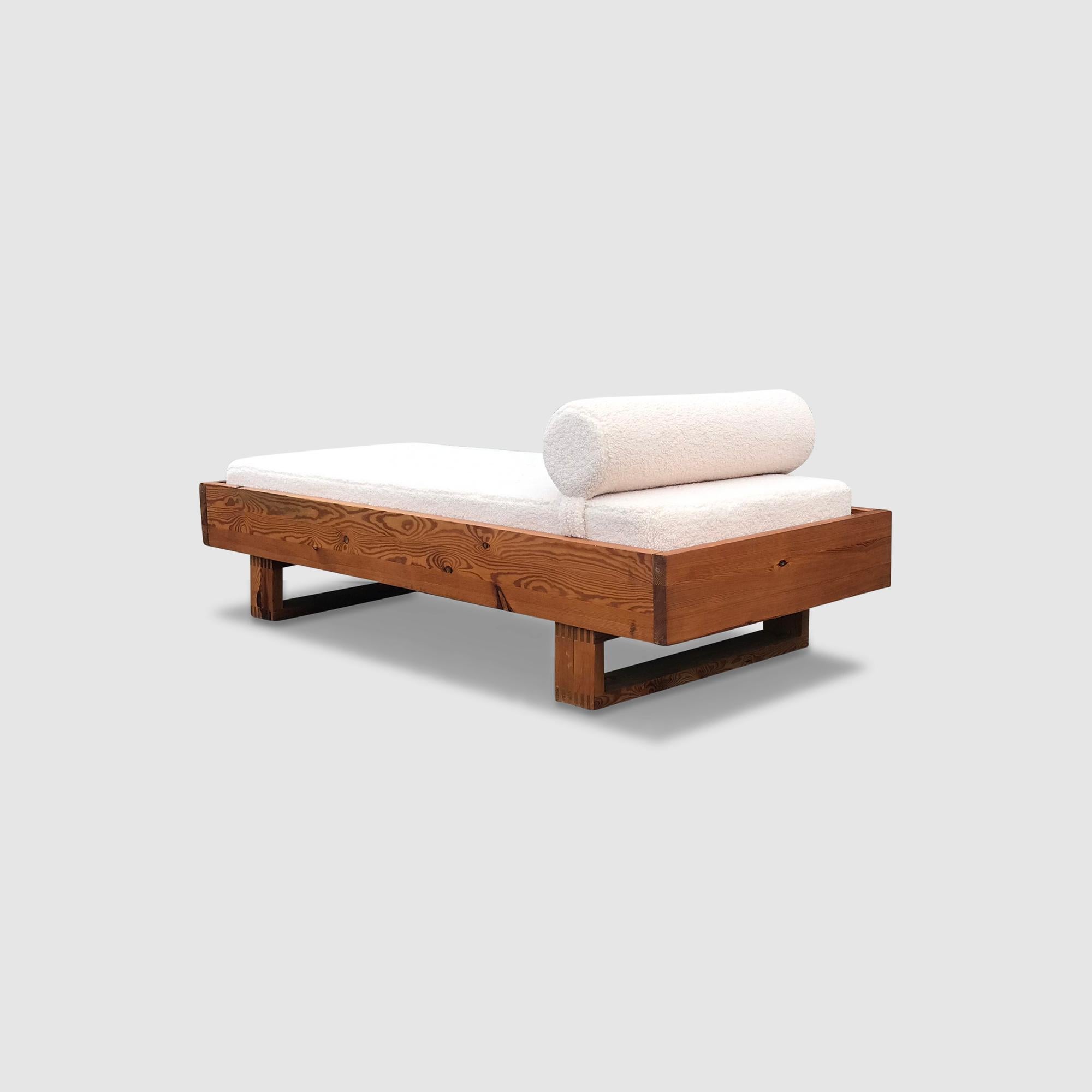 Modernist pine and bouclé daybed by Ate van Apeldoorn for Houtwerk Hattem 1970s en Bueno estado para la venta en Sas van Gent, NL