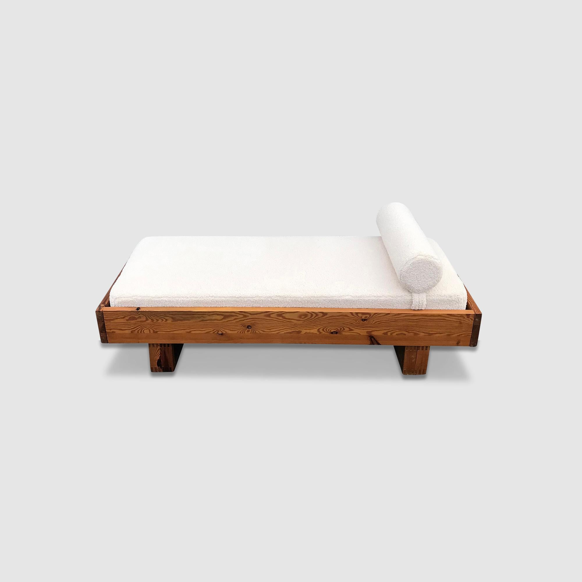 Late 20th Century Modernist pine and bouclé daybed by Ate van Apeldoorn for Houtwerk Hattem 1970s