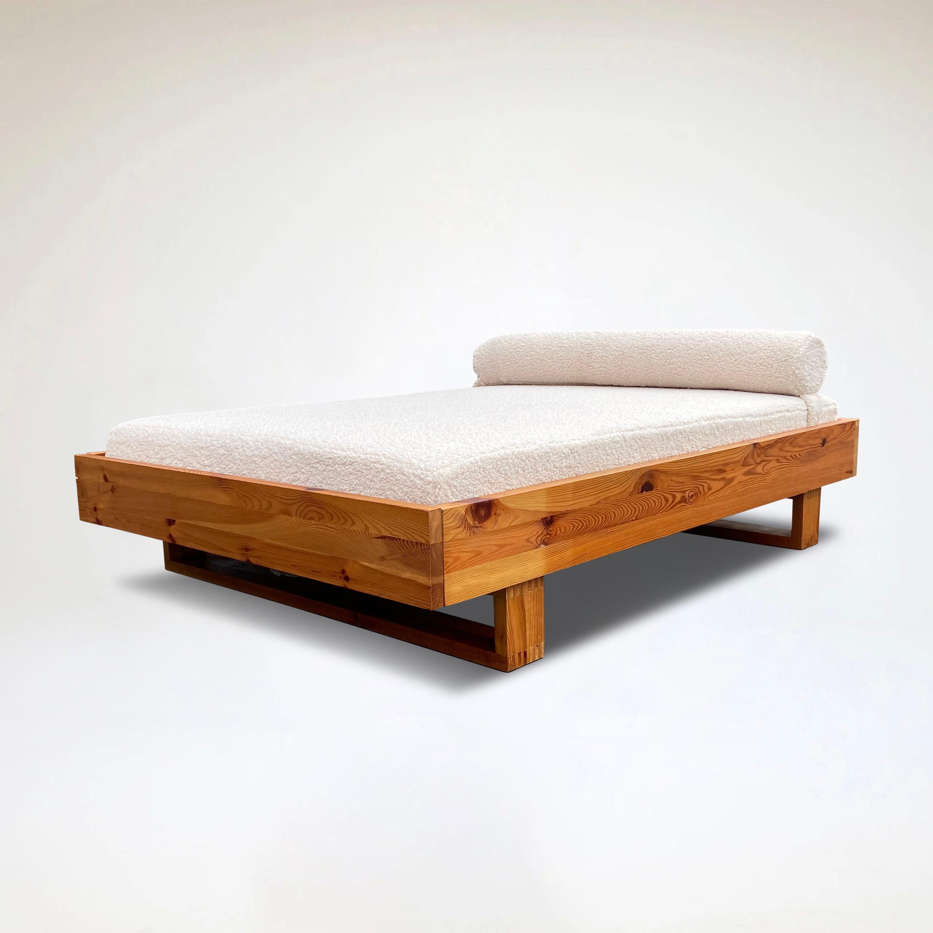 Late 20th Century Modernist pine and bouclé daybed by Ate van Apeldoorn for Houtwerk Hattem 1970s For Sale