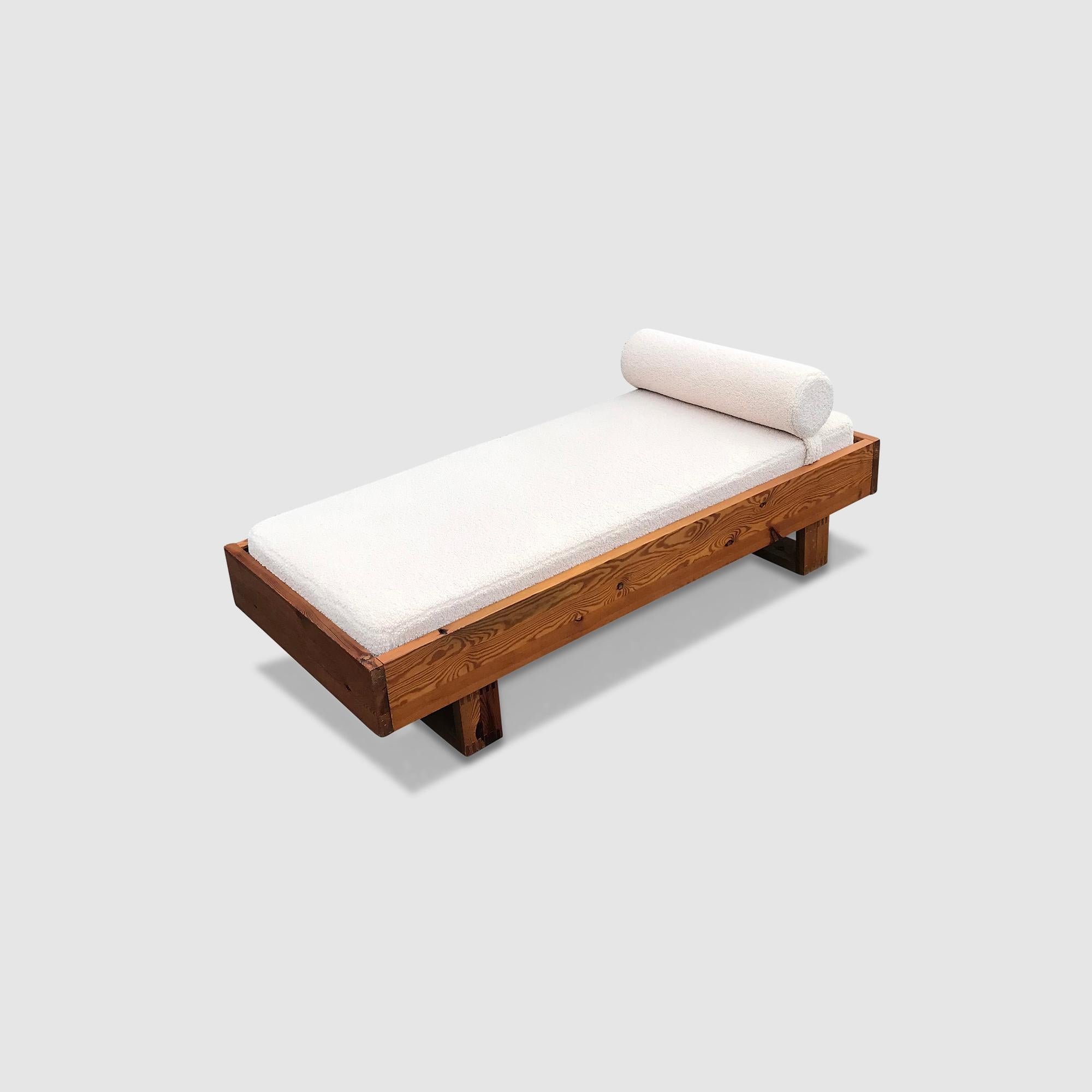 Modernist pine and bouclé daybed by Ate van Apeldoorn for Houtwerk Hattem 1970s finales del siglo XX en venta