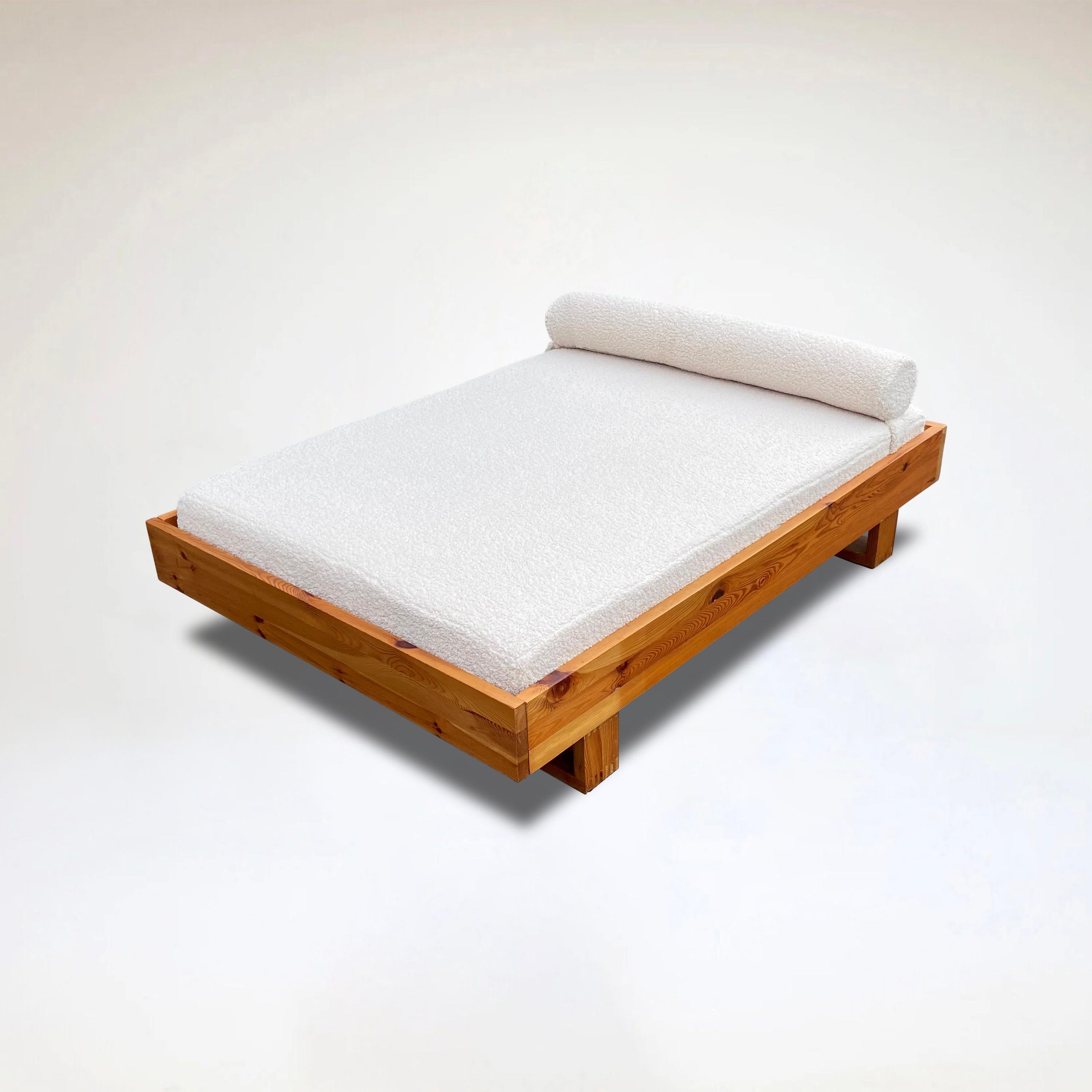 Modernistisches Tagesbett aus Kiefer und Bouclé von Ate van Apeldoorn für Houtwerk Hattem 1970er im Angebot 1