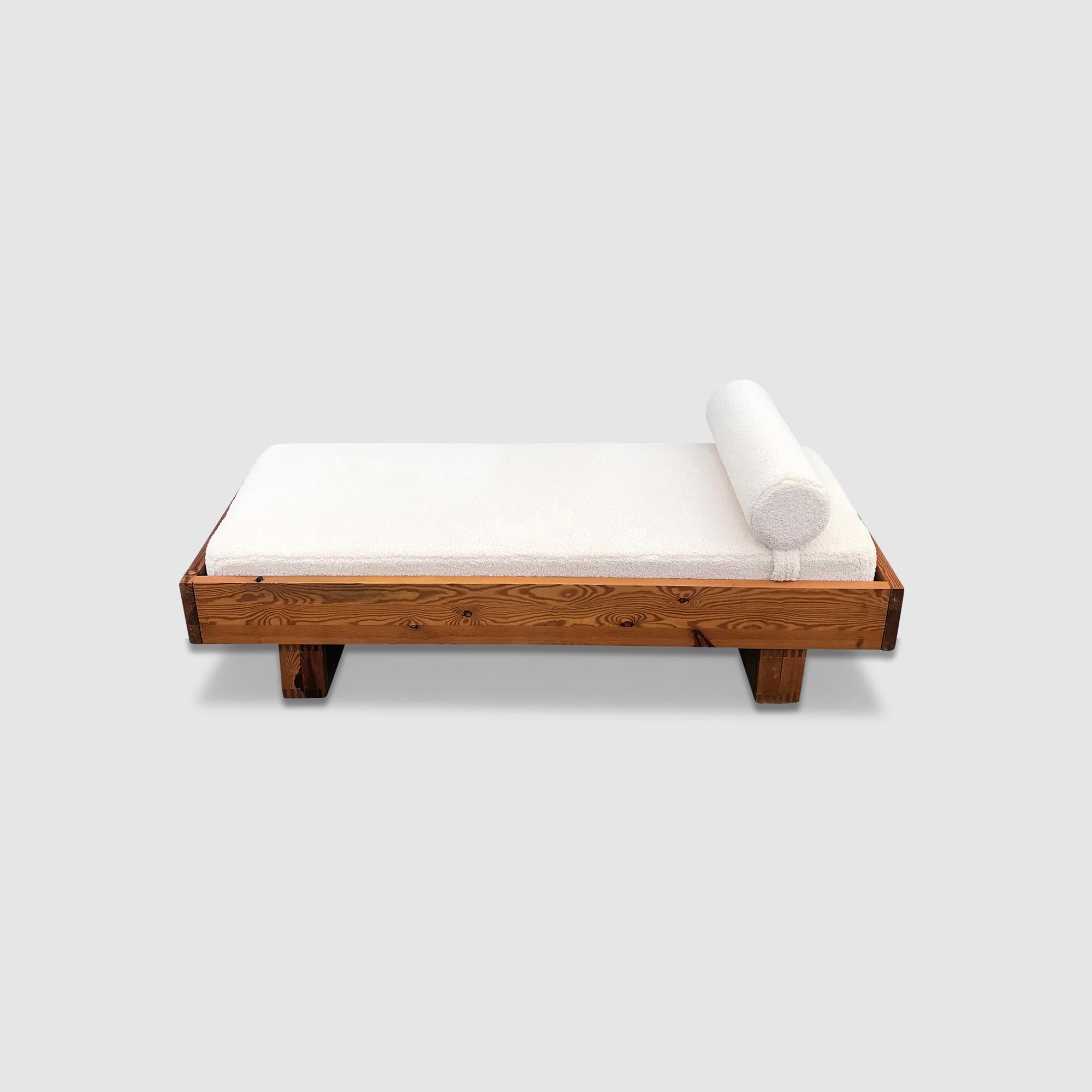 Modernist pine and bouclé daybed by Ate van Apeldoorn for Houtwerk Hattem 1970s Bouclé en venta