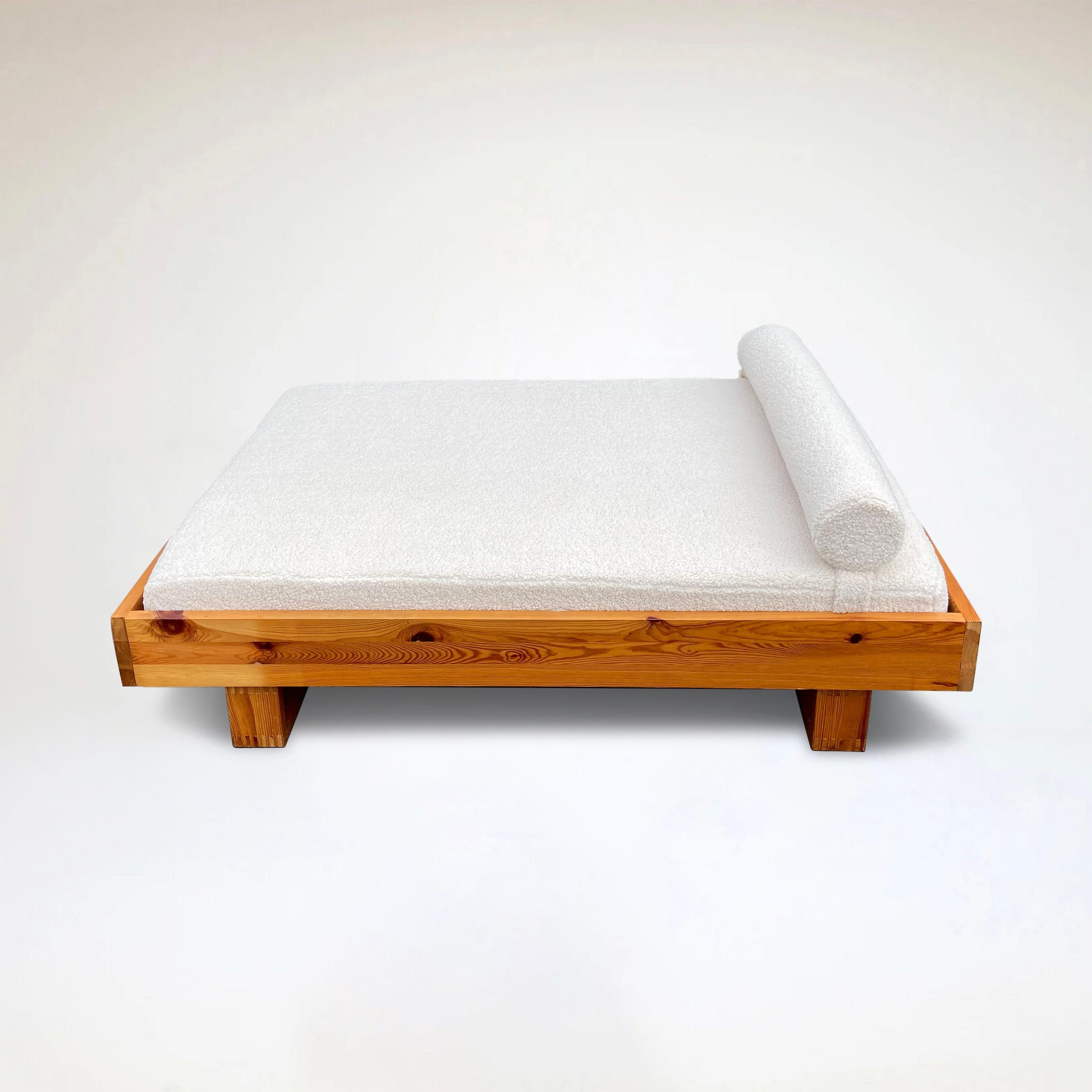 Modernist pine and bouclé daybed by Ate van Apeldoorn for Houtwerk Hattem 1970s For Sale 1