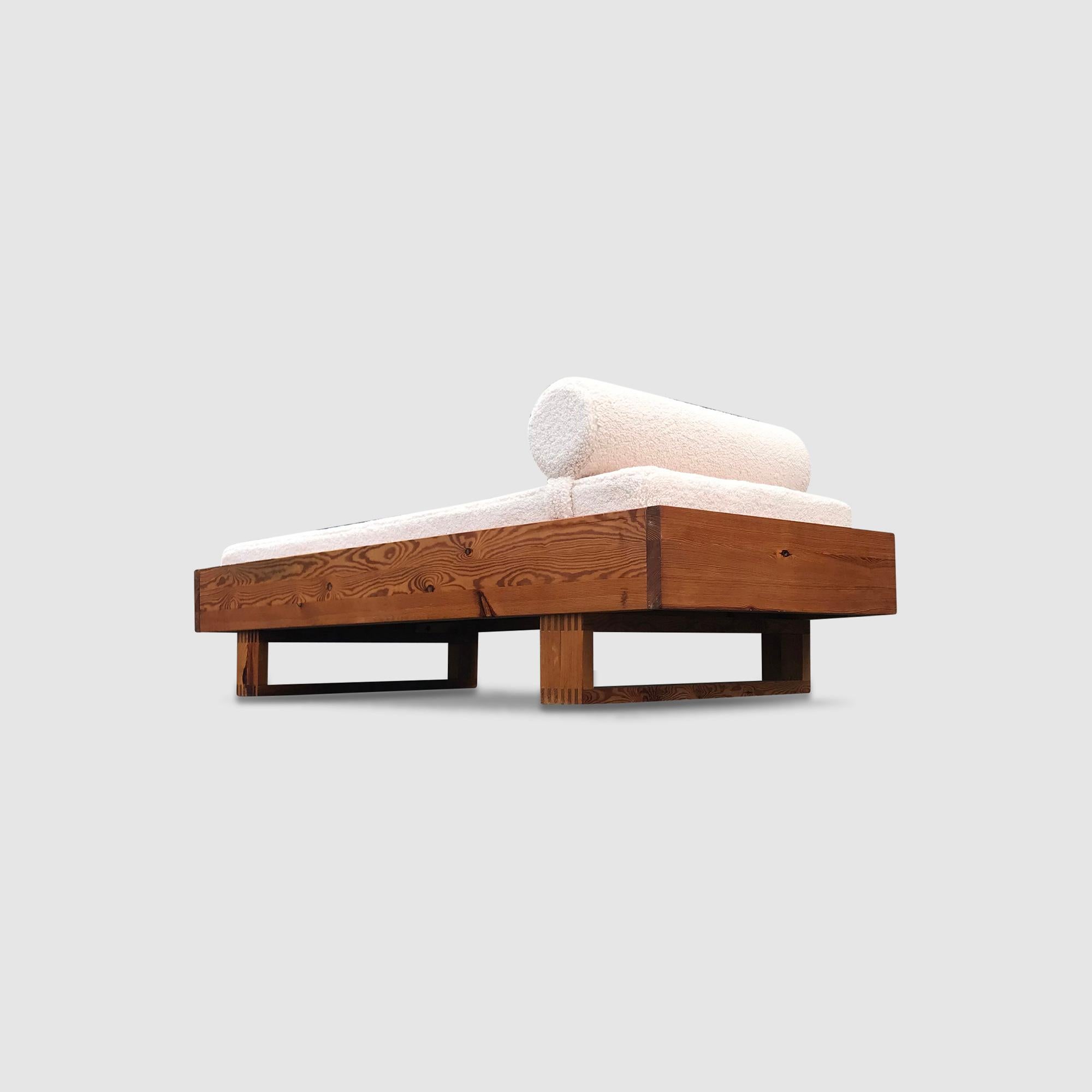 Modernist pine and bouclé daybed by Ate van Apeldoorn for Houtwerk Hattem 1970s en venta 1