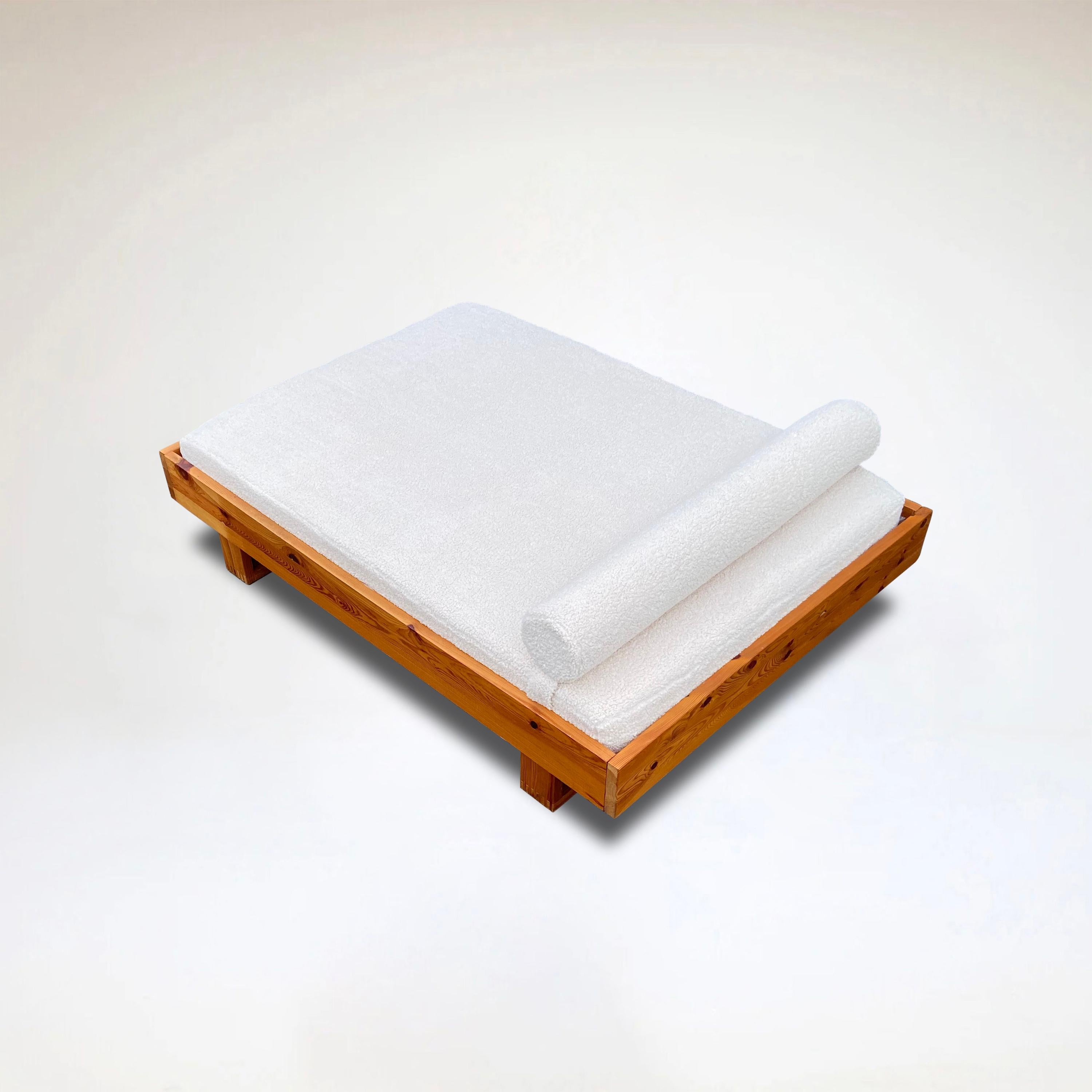 Modernistisches Tagesbett aus Kiefer und Bouclé von Ate van Apeldoorn für Houtwerk Hattem 1970er im Angebot 3