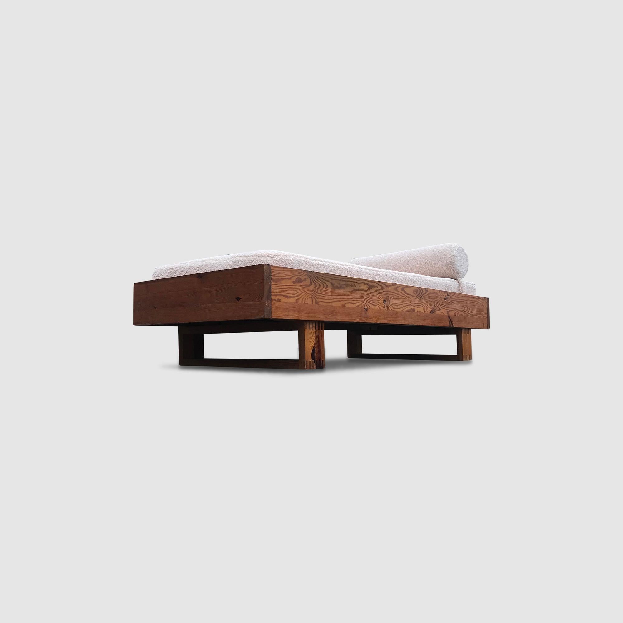 Modernist pine and bouclé daybed by Ate van Apeldoorn for Houtwerk Hattem 1970s en venta 2