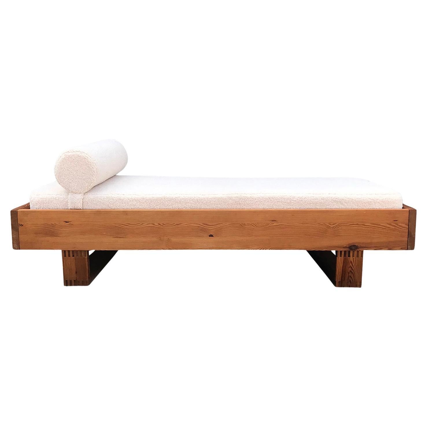 Modernist pine and bouclé daybed by Ate van Apeldoorn for Houtwerk Hattem 1970s