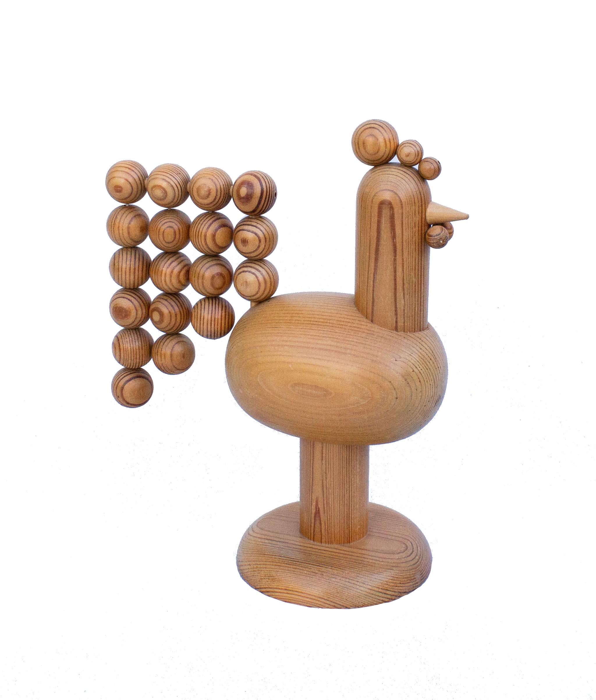 Encantadora escultura modernista de gallo de los años 70, obra de Kaija Aarikka, hecha a mano en Finlandia para Aarikka. Esta pieza encarna la elegancia juguetona y las líneas limpias que definen el estilo característico de Aarikka. Elaborada con
