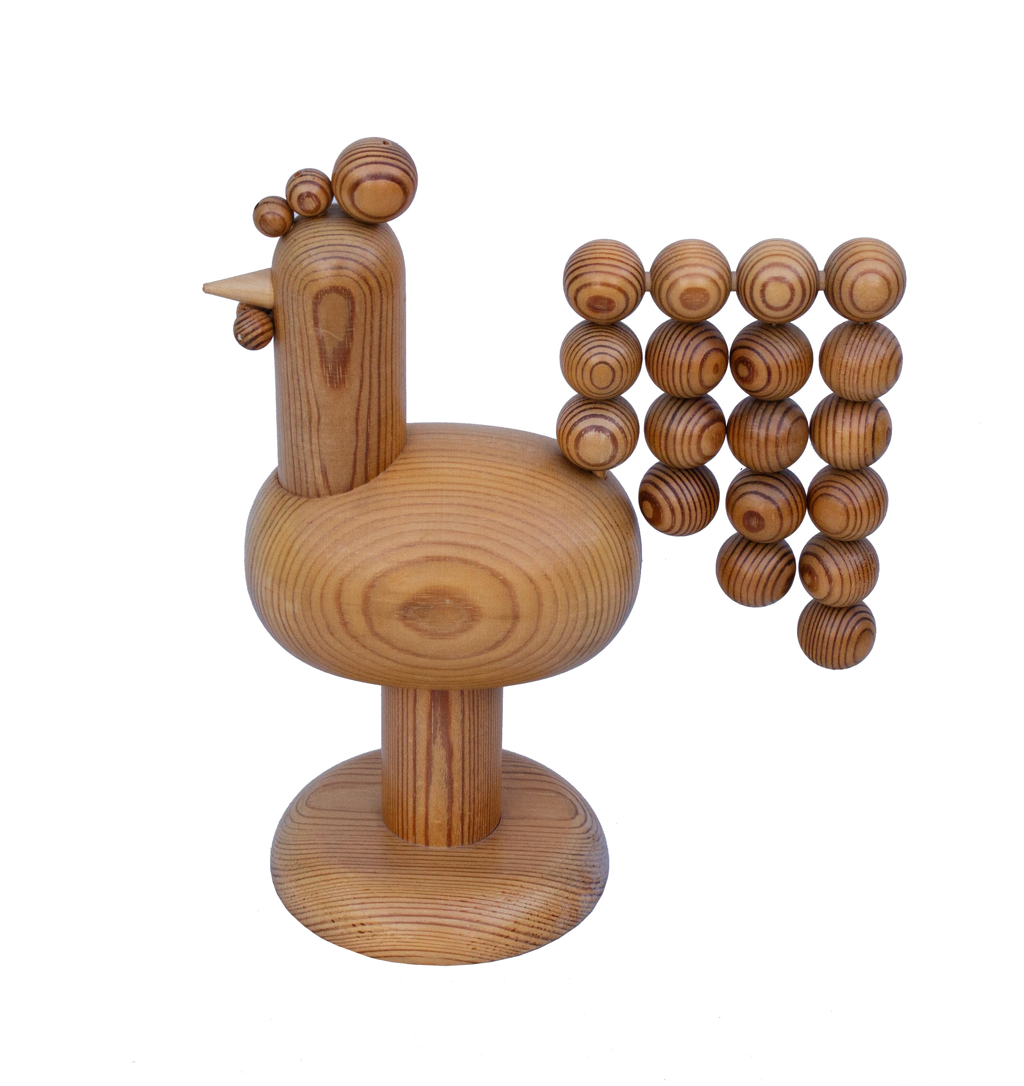 Escultura modernista de gallo de pino de Finlandia por Kaija Aarikka Escandinavo moderno en venta