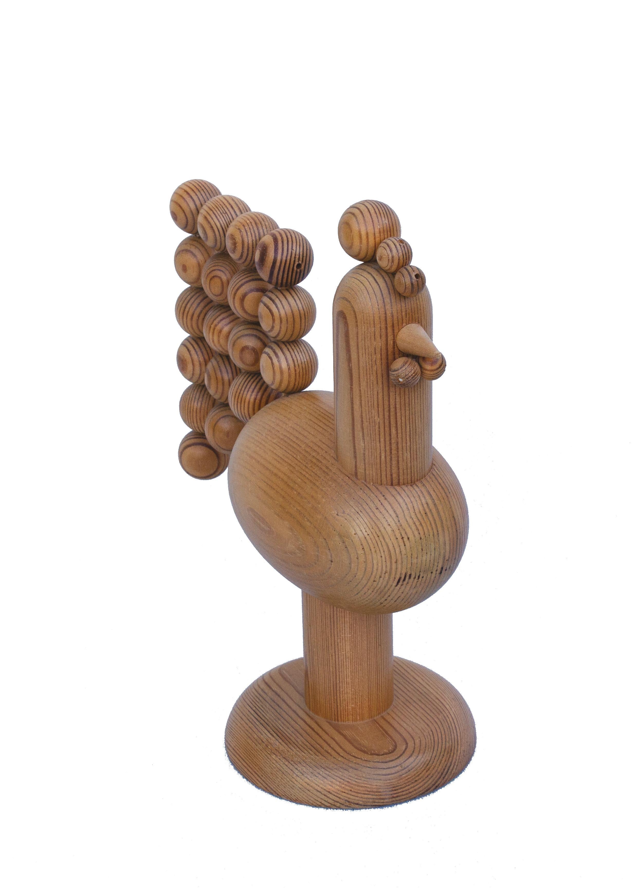 Escultura modernista de gallo de pino de Finlandia por Kaija Aarikka Hecho a mano en venta