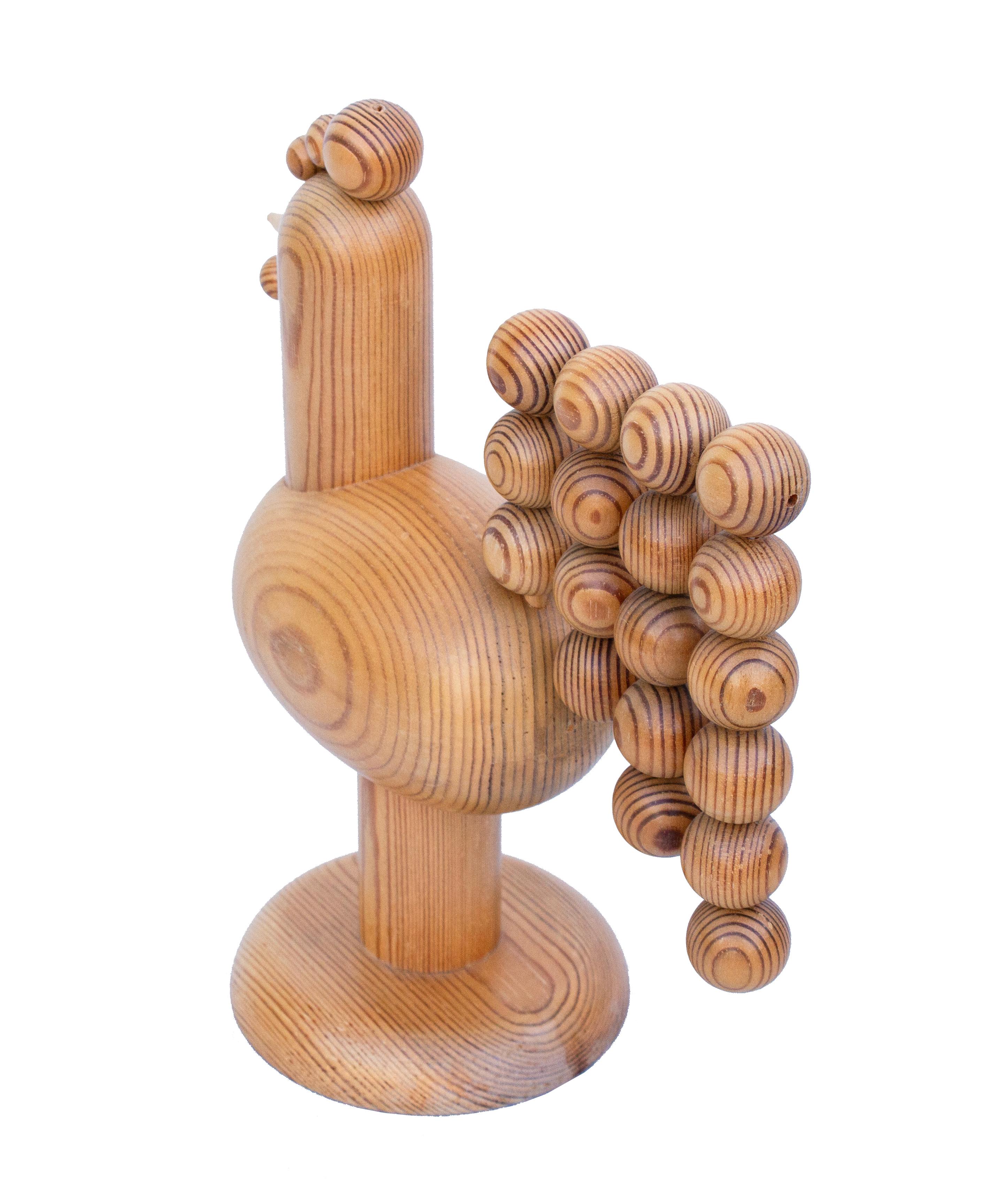 Escultura modernista de gallo de pino de Finlandia por Kaija Aarikka en Bueno estado para la venta en Stockholm, SE