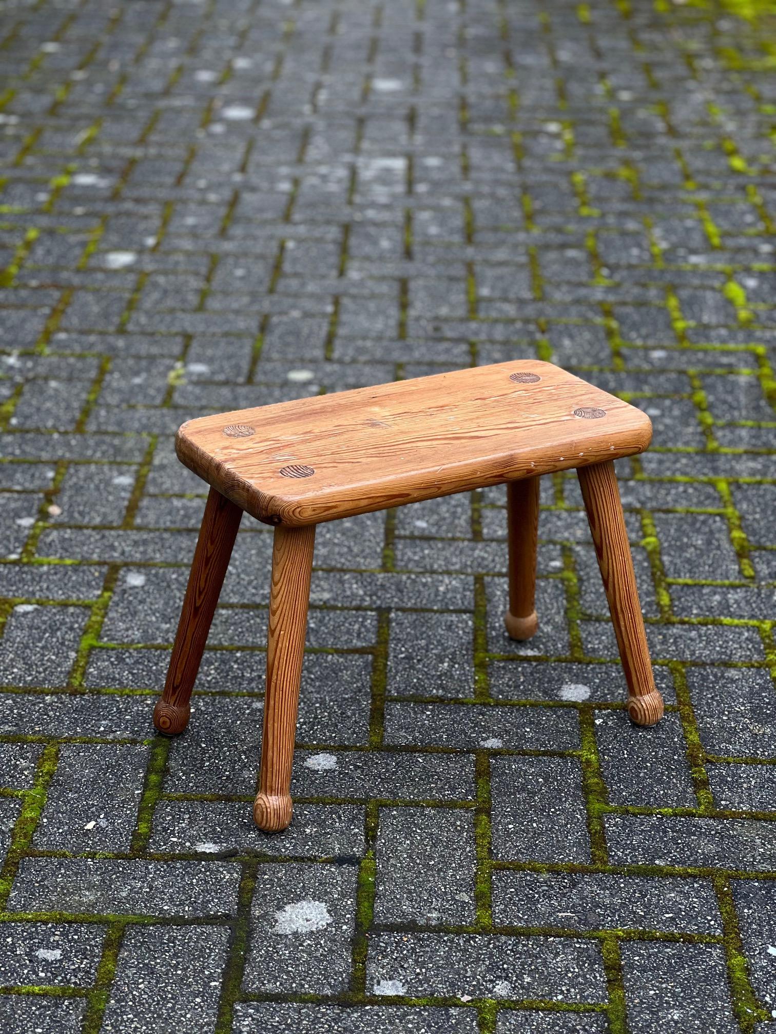 Dies ist eine elegante rechteckige Kiefer. Produziert in Schweden in den 1950er Jahren. Es ist eine schöne Form, die Maserung zeigt eine hohe Qualität des Holzes. Die Beine können abgeschraubt werden.  Schöne Patina auf dem Overall. 



Carl