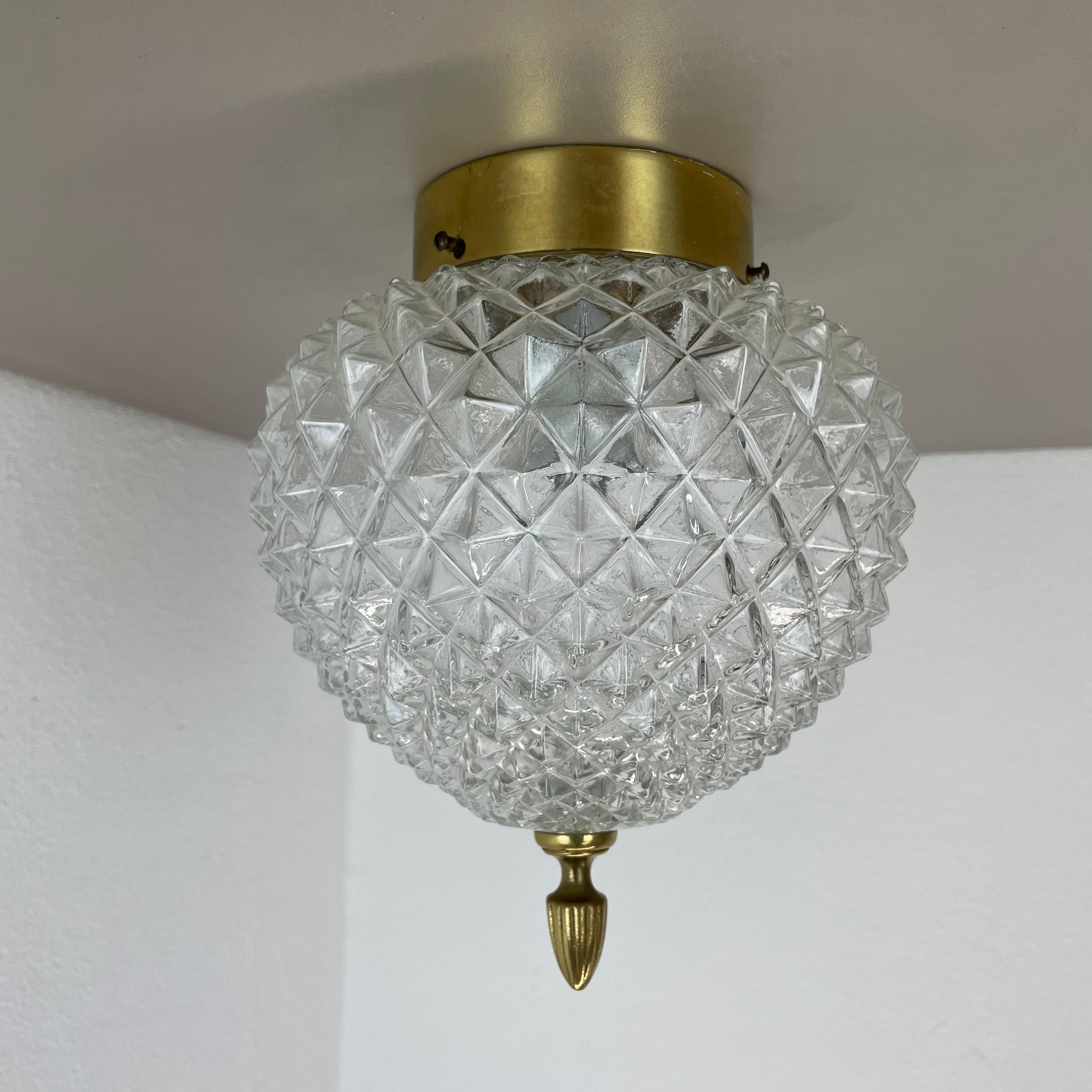 Artículo:

lámpara de techo con motivo de piña 


Productor:

atribuido a Glashütte Limburg, Alemania



Origen:

Alemania



La edad:

1970s



Lámpara de techo original alemana modernista de los años 70, de estructura  cristal en forma de piña con