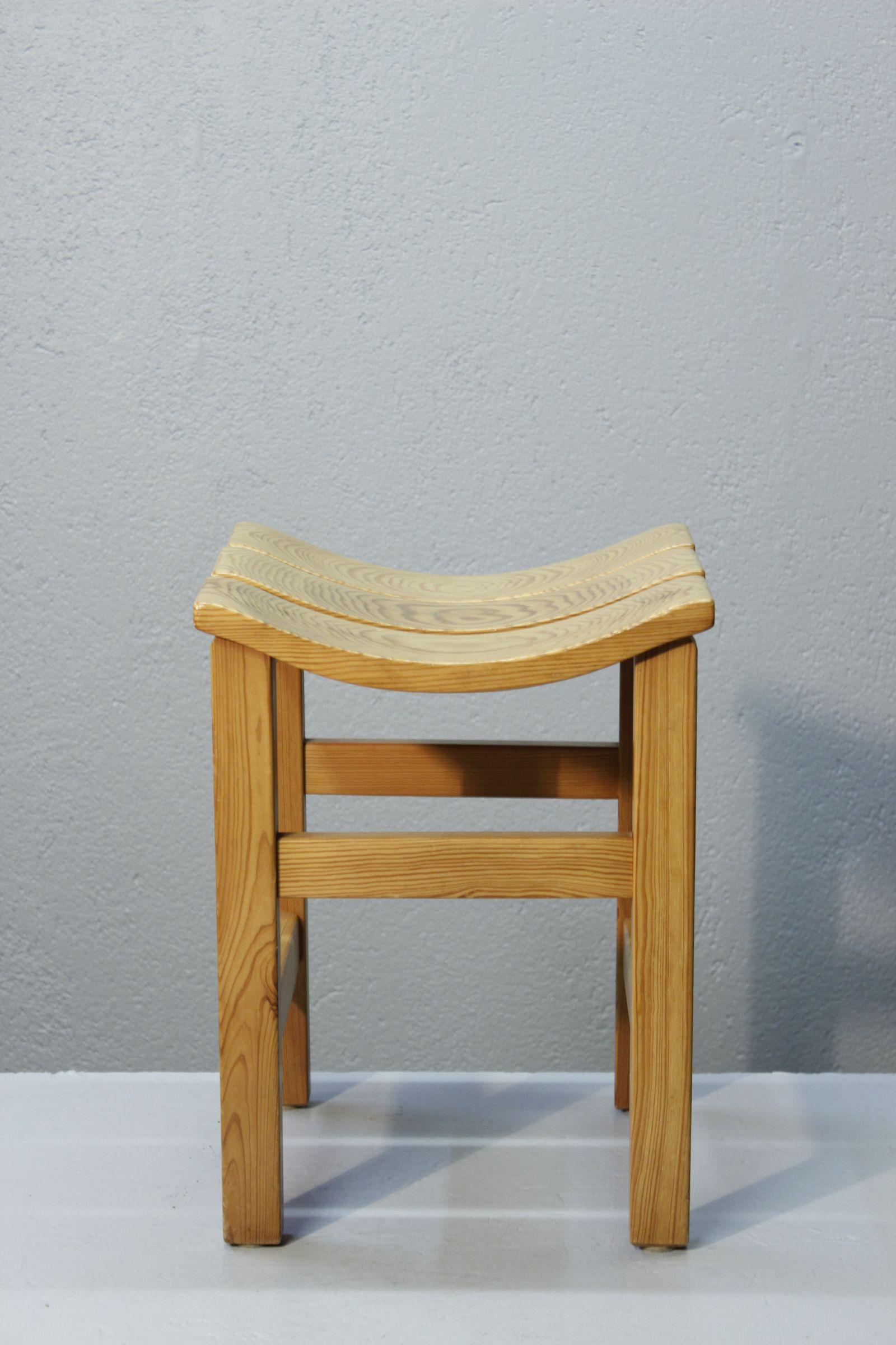 Modernistischer Hocker aus massivem Kiefernholz mit japanisch inspiriertem Design. Französische Produktion, Mitte des 20. Jahrhunderts, in sehr gutem Zustand. 
