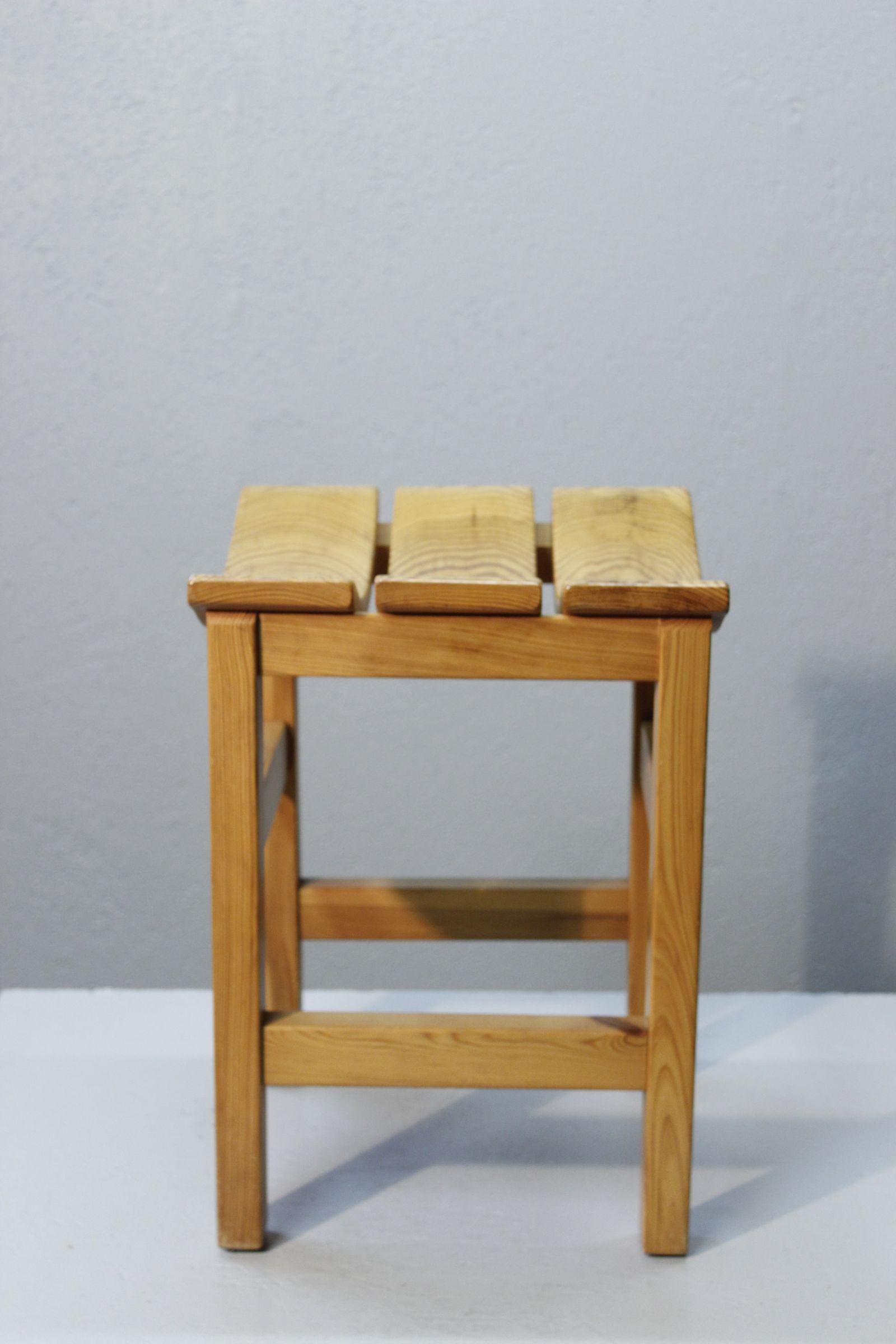 Modernistischer Hocker aus Kiefernholz, Frankreich 1950er Jahre (Moderne der Mitte des Jahrhunderts) im Angebot