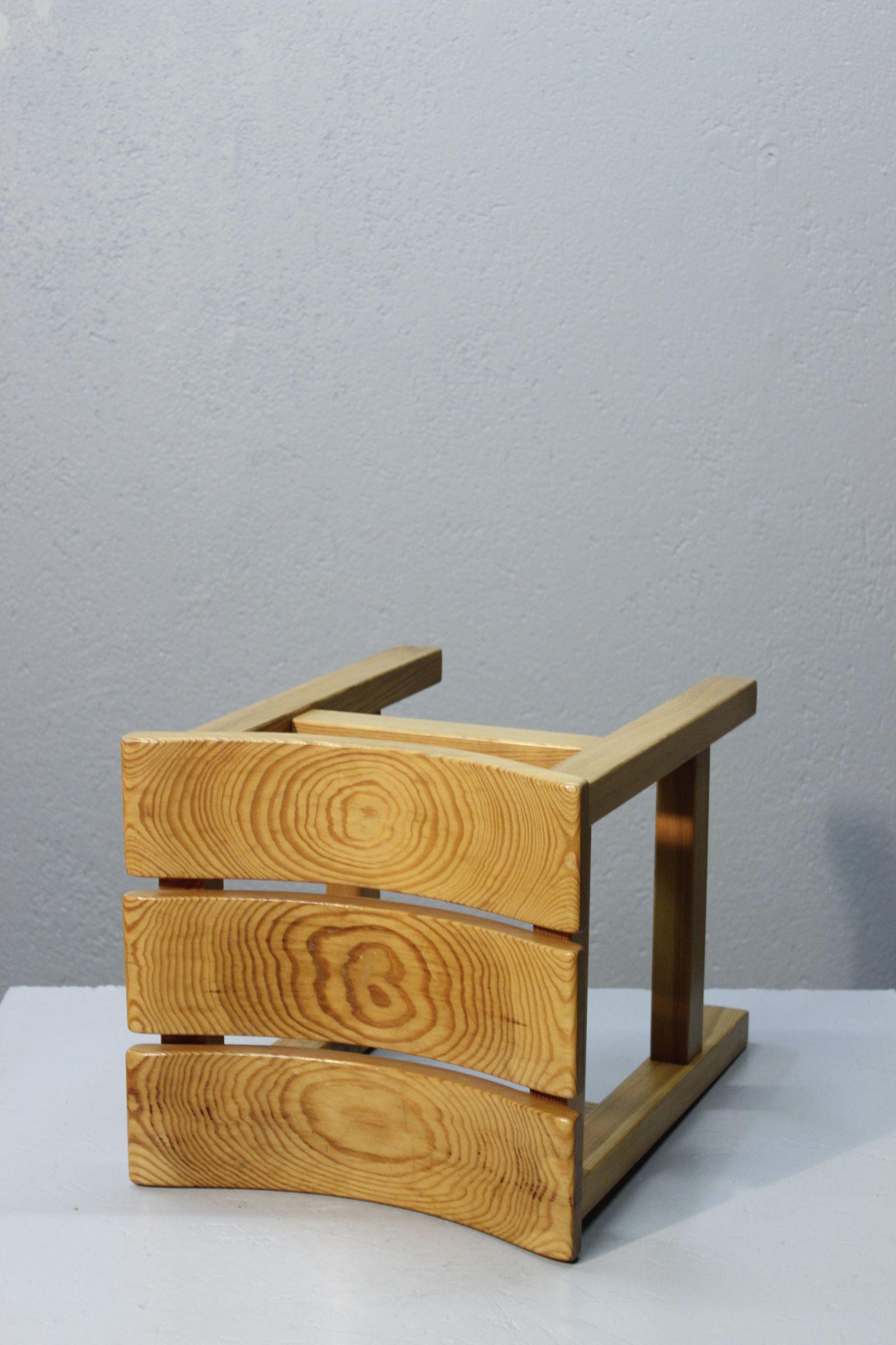 Modernistischer Hocker aus Kiefernholz, Frankreich 1950er Jahre (Französisch) im Angebot