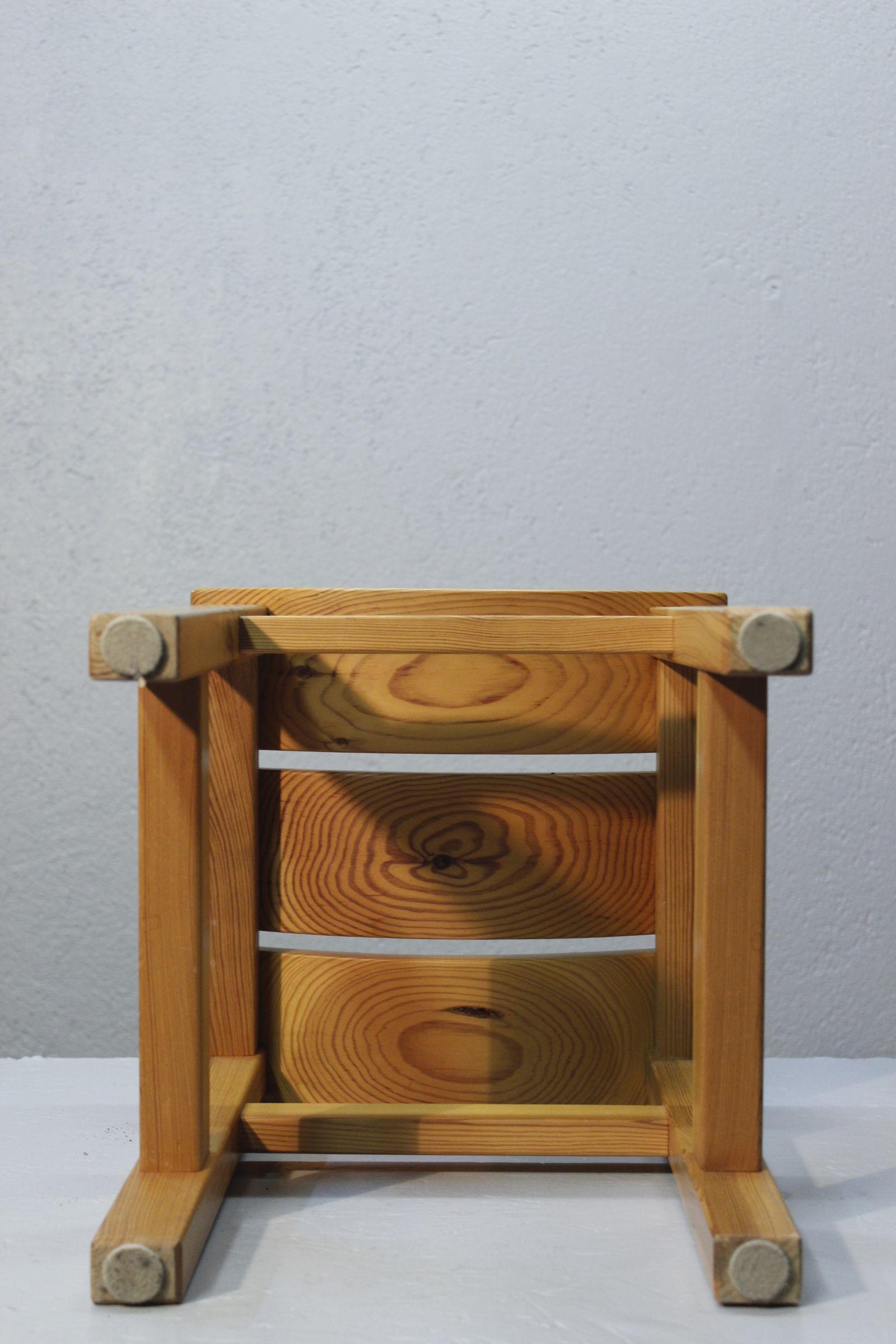 Modernistischer Hocker aus Kiefernholz, Frankreich 1950er Jahre im Angebot 3