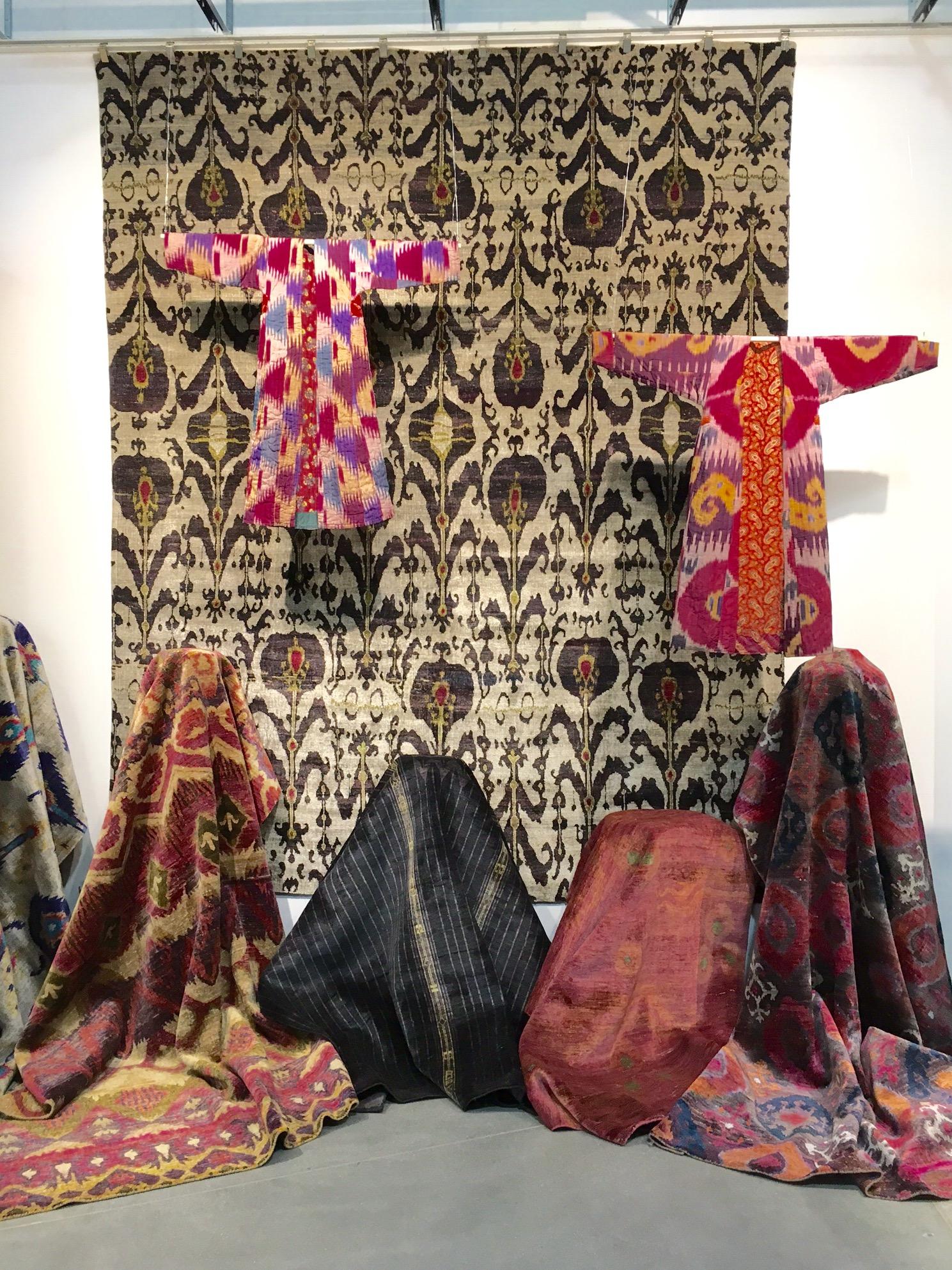 Modernista Alfombra Anudada a Mano de Seda Natural Rosa Borgoña Rojo Azul Respetuosa con el Medio Ambiente Moderno orgánico en venta