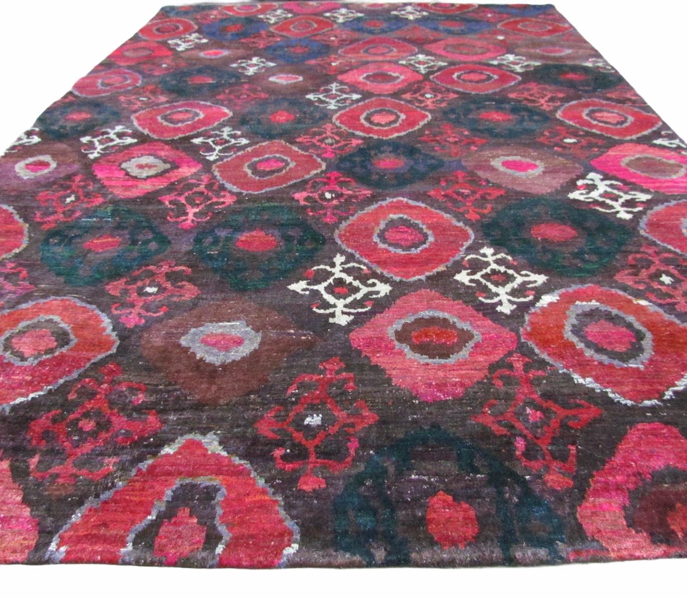 Modernista Alfombra Anudada a Mano de Seda Natural Rosa Borgoña Rojo Azul Respetuosa con el Medio Ambiente en Nuevo estado para la venta en New York, NY