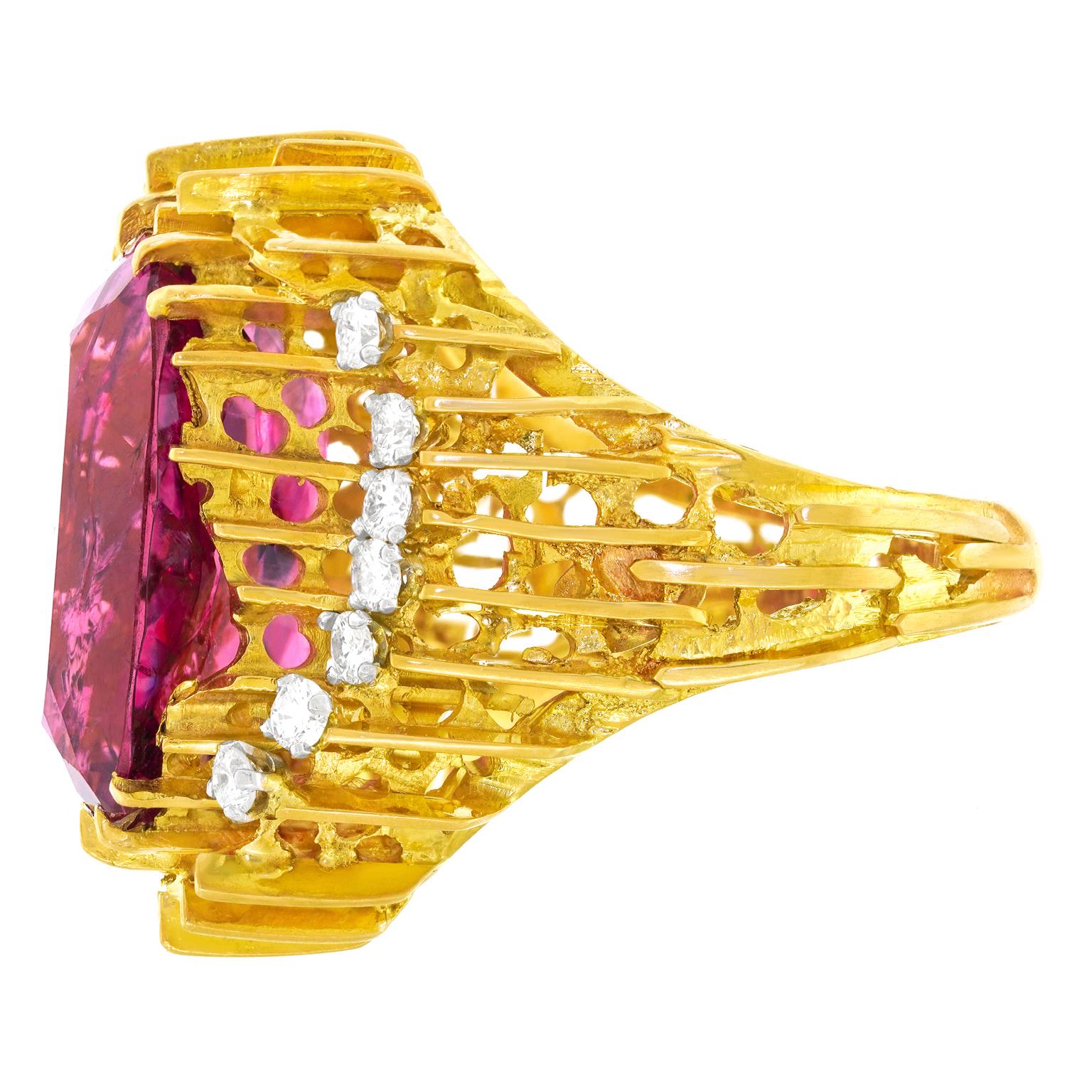 Modernistischer Ring mit rosa Turmalin und Diamant, 18 Karat, CIRCA 1968, London (Kissenschliff) im Angebot