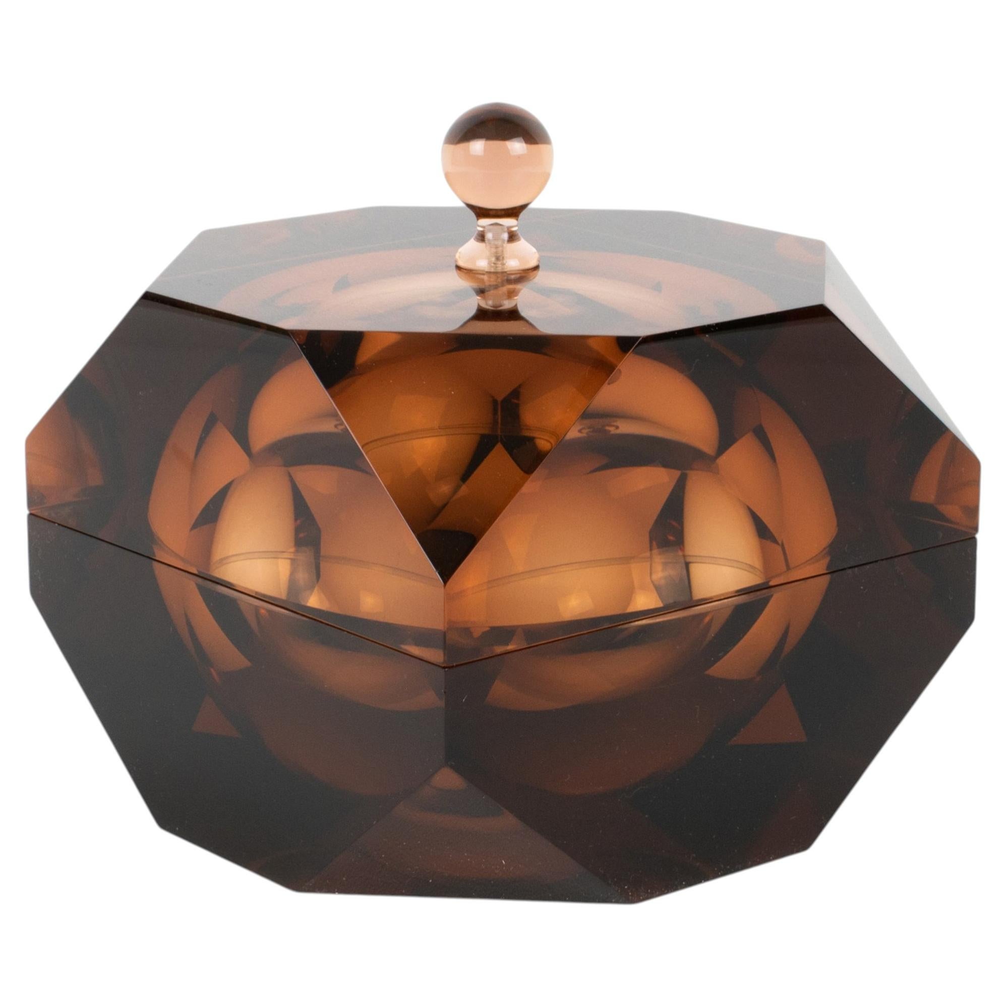 Boîte moderniste à facettes en plexiglas ou en lucite, vers 1960 en vente