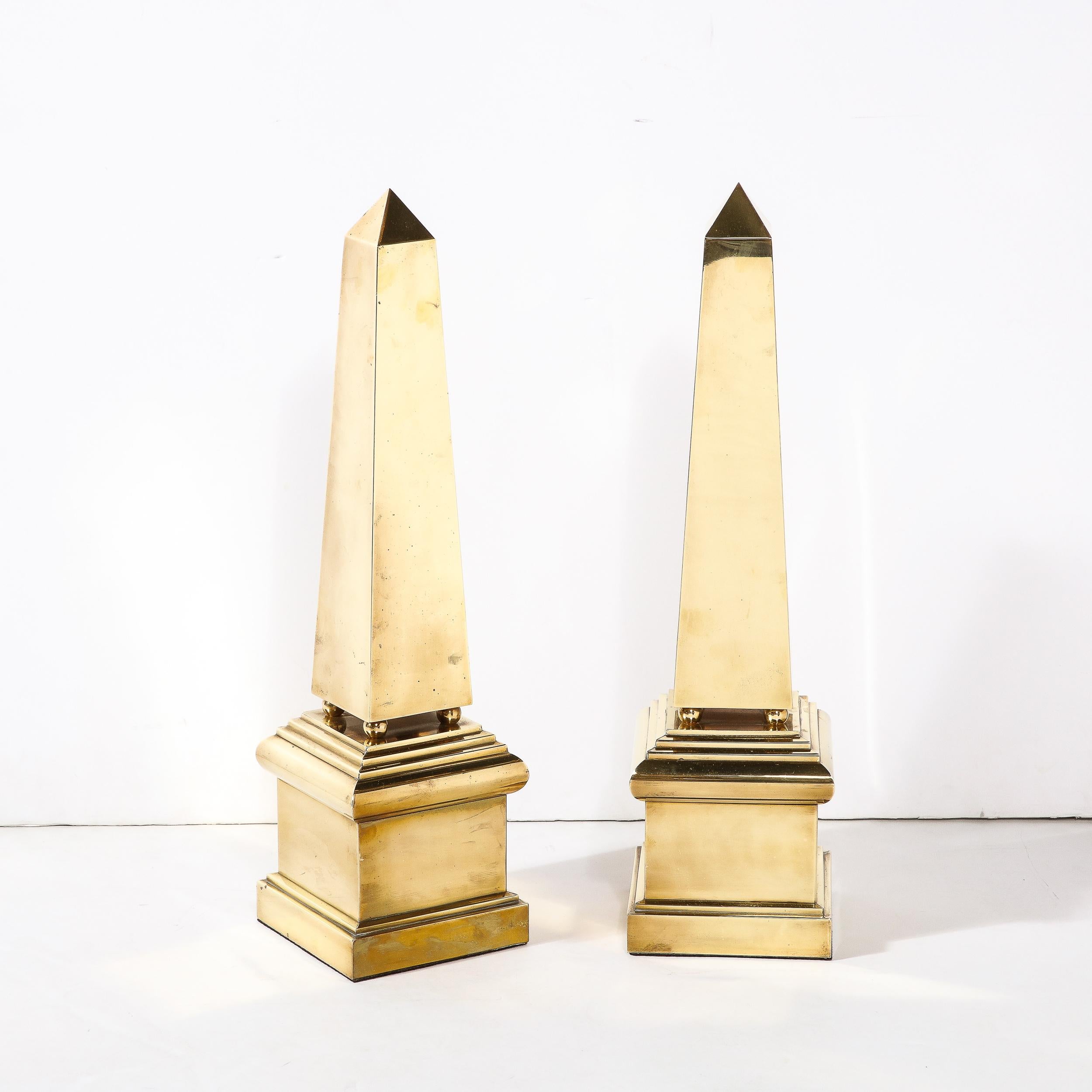 Dieses auffällige und grafische Paar modernistischer Obelisken wurde in den Vereinigten Staaten in der zweiten Hälfte des 20. Sie haben quadratische, wolkenkratzerartige Sockel mit reliefierten Bandformen, die über die volumetrischen, quadratischen