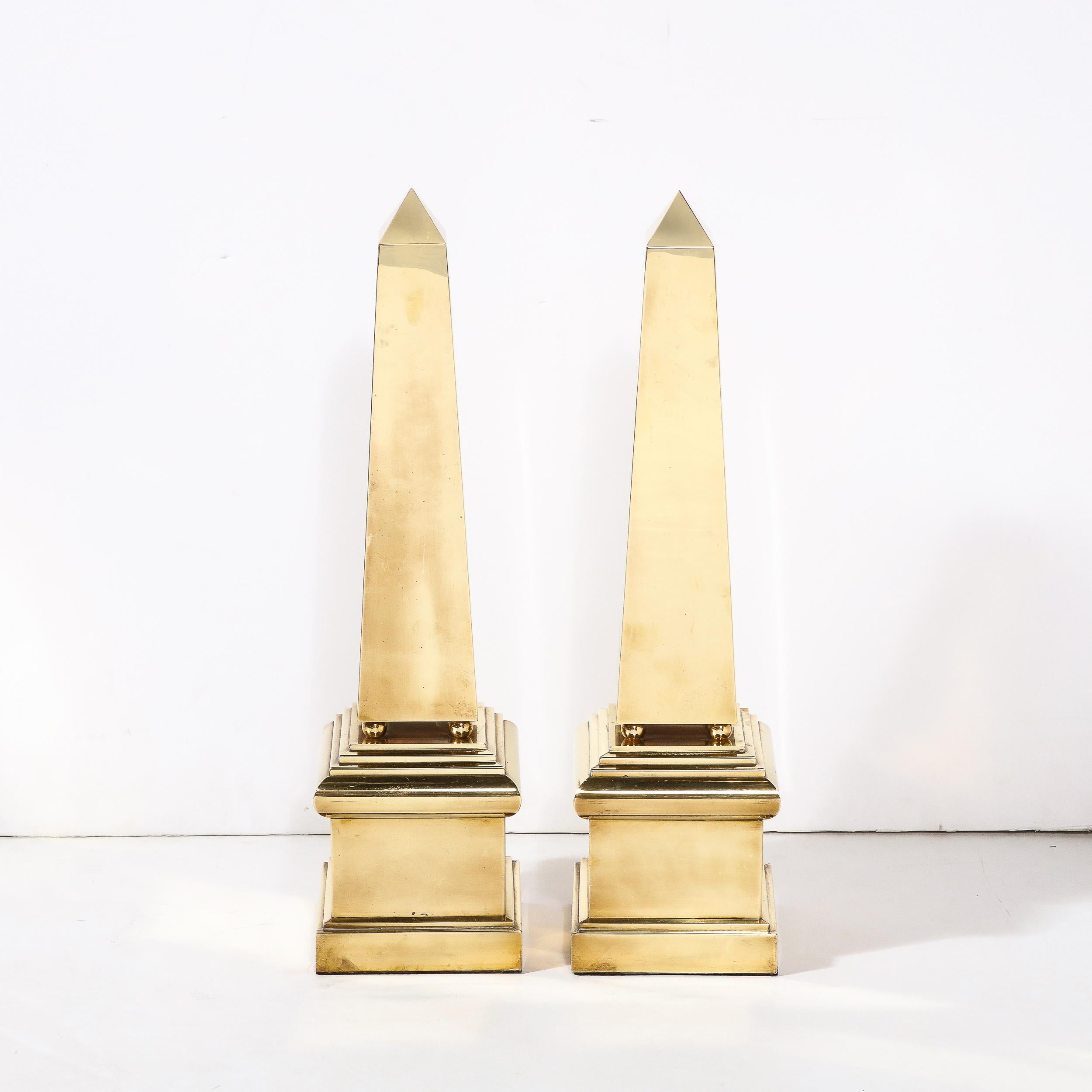 Modernistische Obelisken aus poliertem Messing mit gestuften und Wolkenkratzer-Sockeln (Moderne) im Angebot