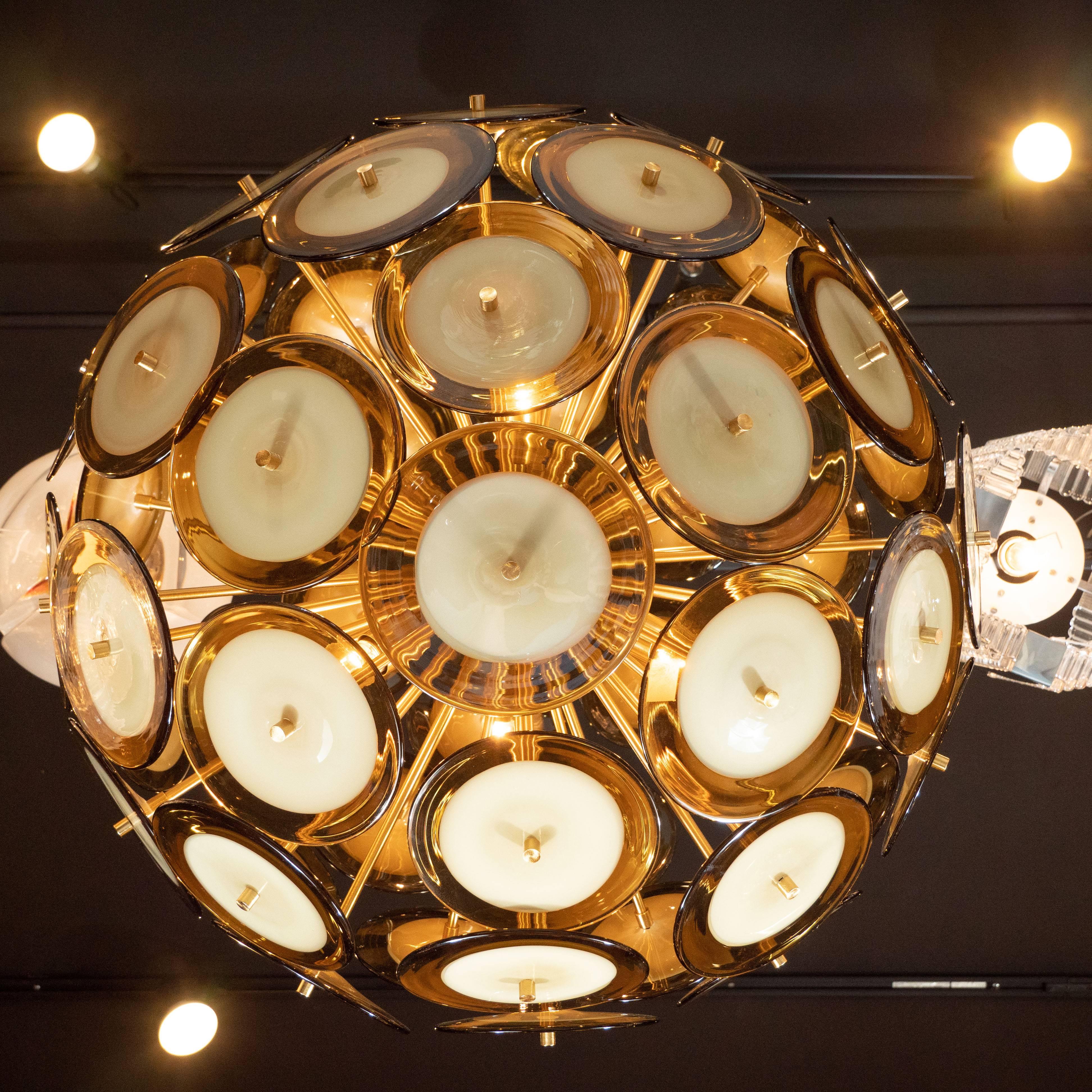 Ottone Lampadario modernista in ottone lucido con dischi di topazio di Murano soffiati a mano in vendita