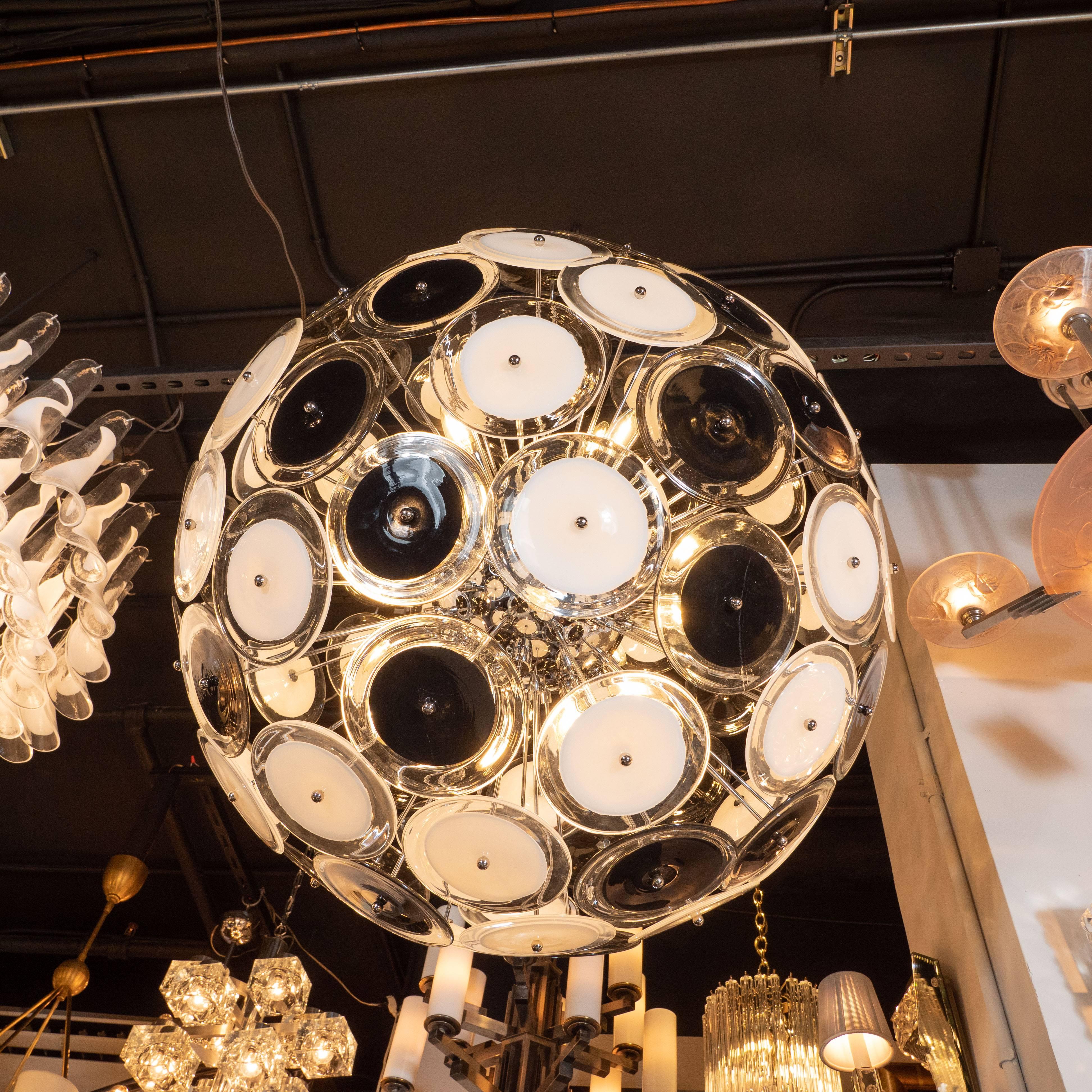 Lampadario modernista in cromo lucido con dischi bianchi e neri soffiati a mano di Murano In condizioni ottime in vendita a New York, NY