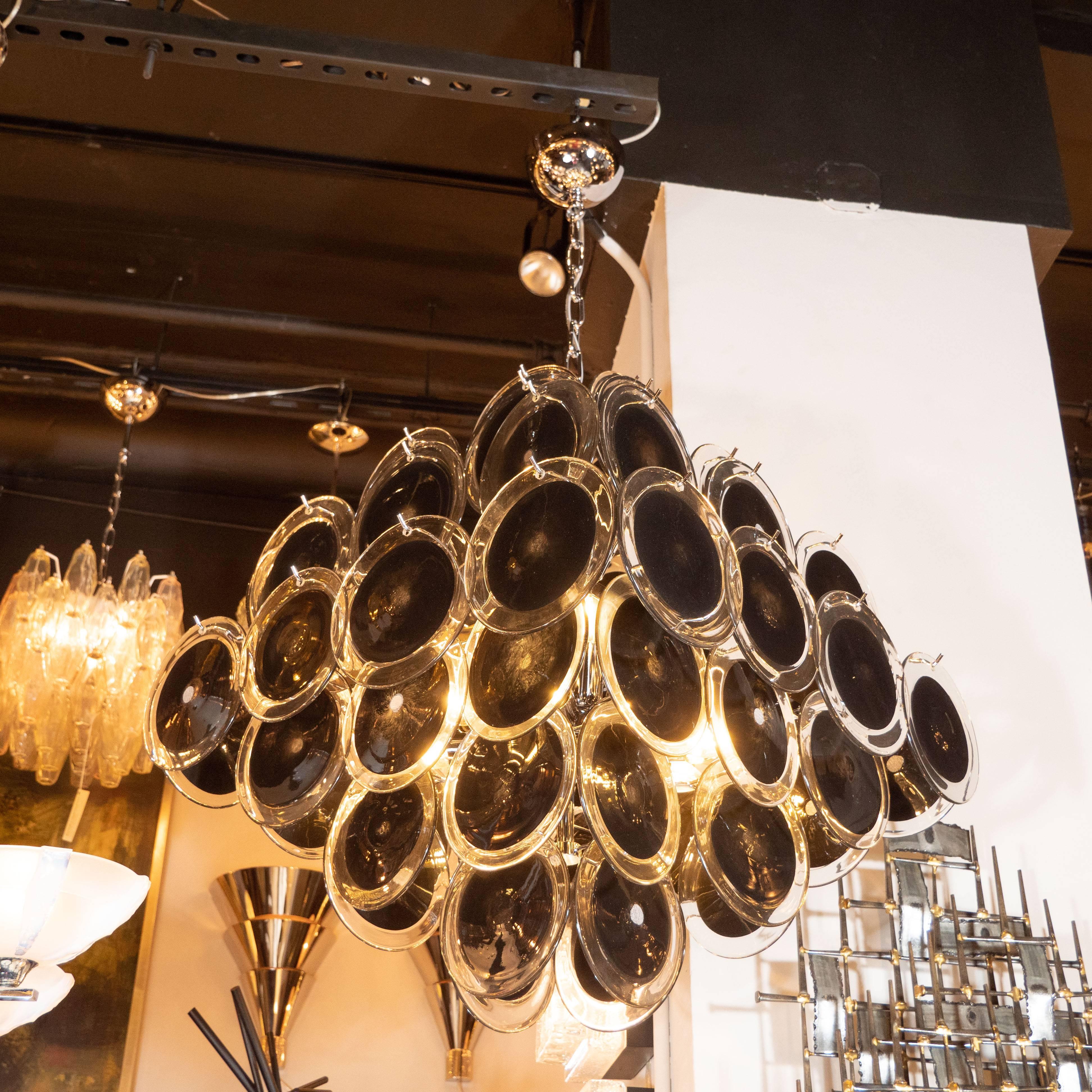 Dieser raffinierte und elegante Kronleuchter wurde in Murano, Italien, hergestellt - den Inseln vor der Küste Venedigs, die seit Jahrhunderten für ihre herausragende Glasproduktion bekannt sind. Sie verfügt über einen pagodenartigen Korpus, der aus