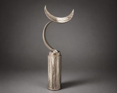 Escultura modernista de acero pulido con forma de media luna, hacia 1985 - Firmada
