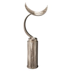 Escultura modernista de acero pulido con forma de media luna, hacia 1985 - Firmada