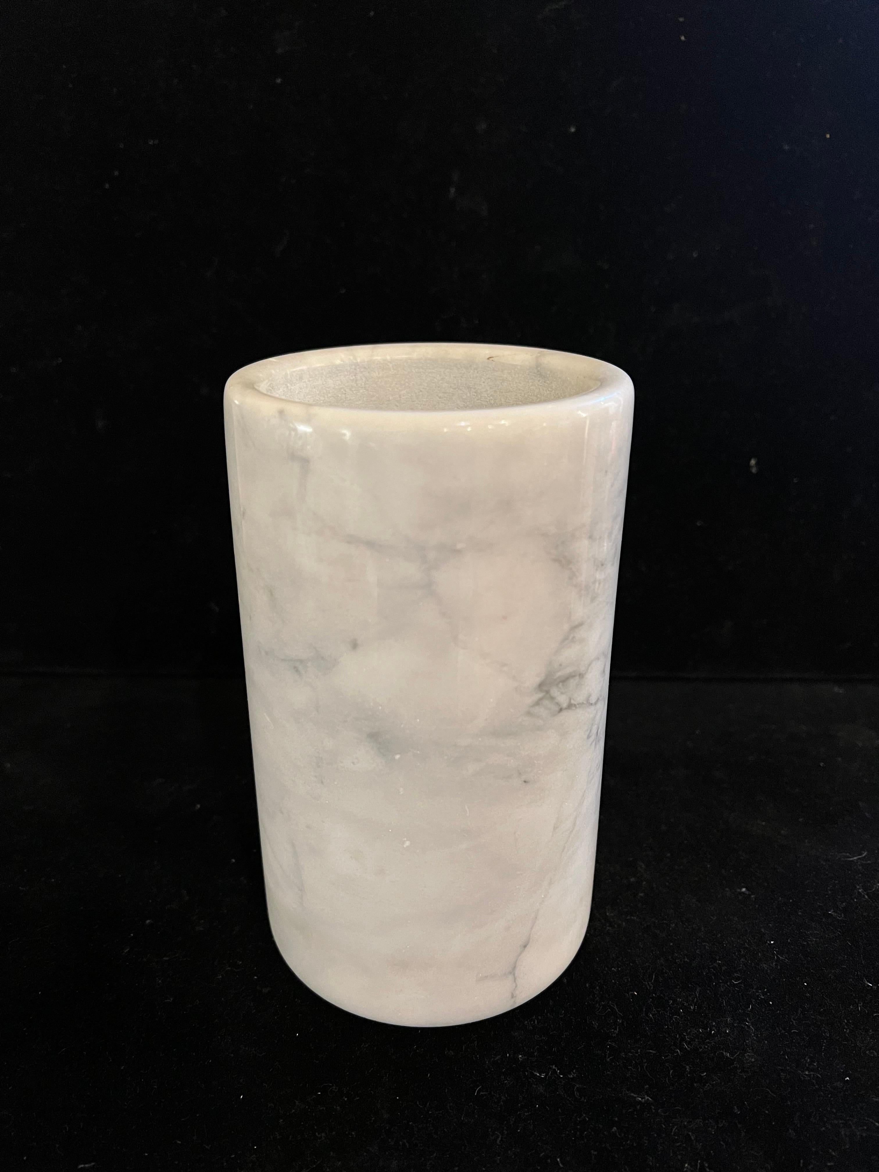 beau vase en marbre blanc avec bord en forme de nez de bœuf, circa 1980 excellent état et couleur.