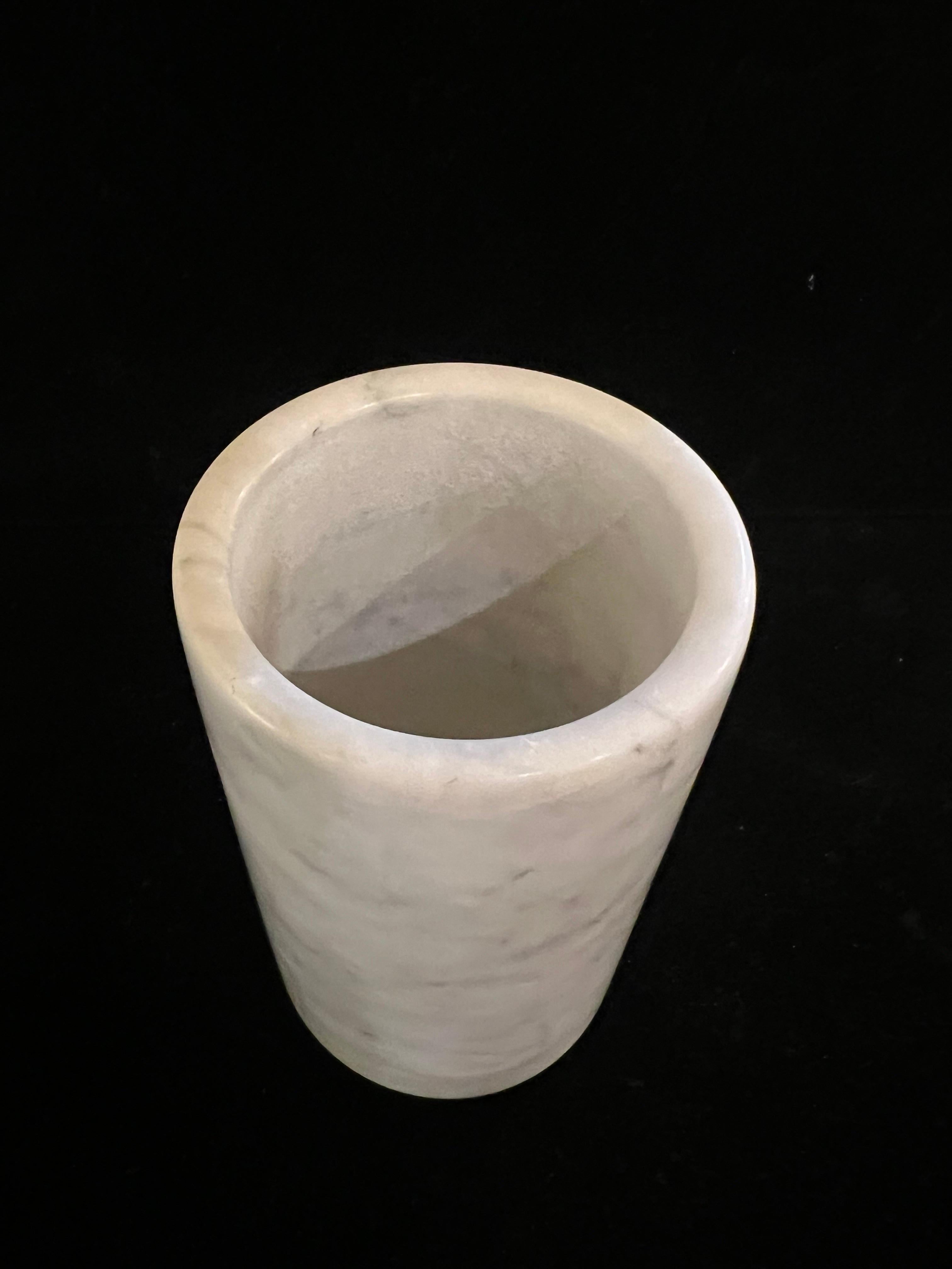 Postmoderne Vase cylindrique postmoderne en marbre blanc en vente