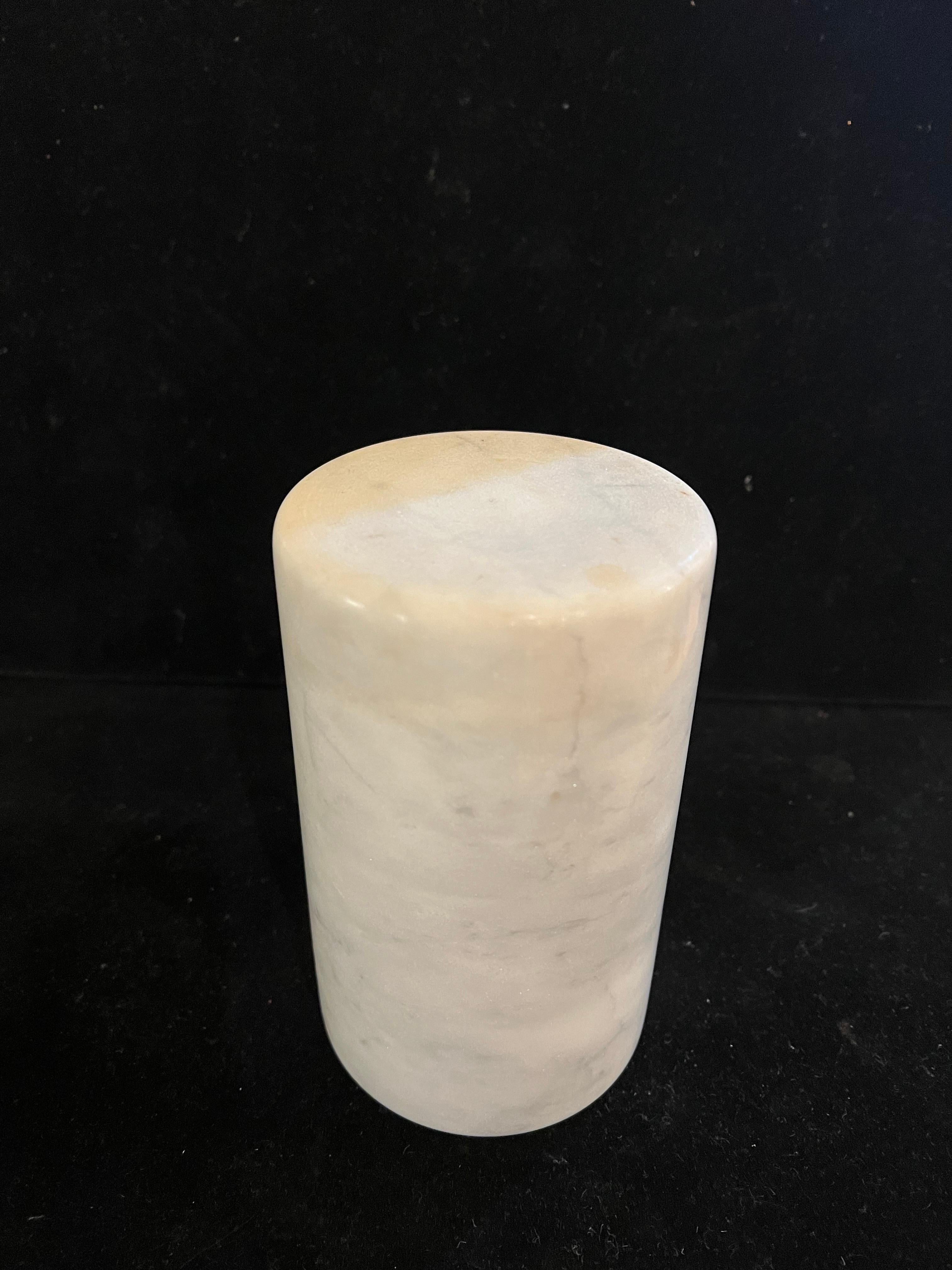 italien Vase cylindrique postmoderne en marbre blanc en vente