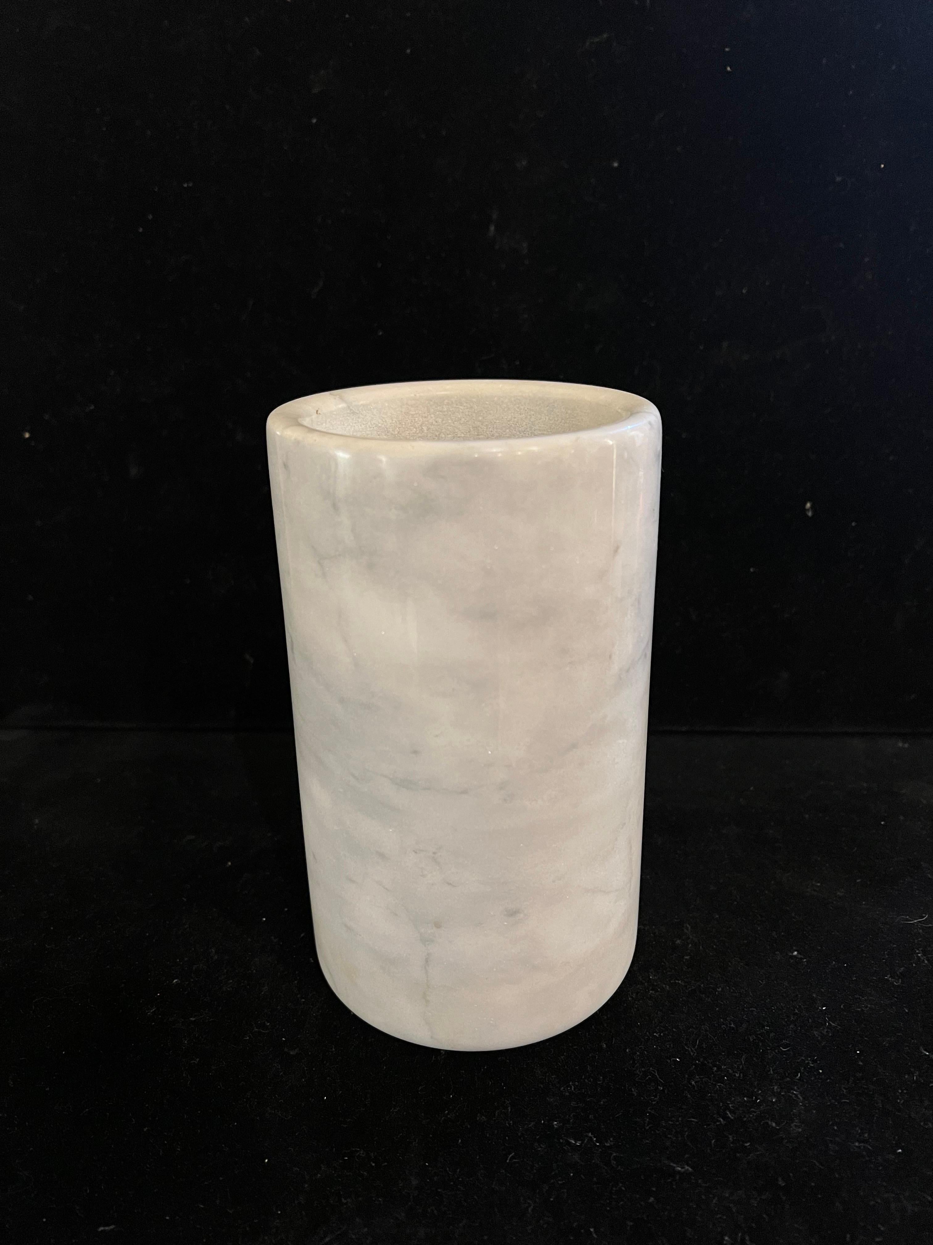 20ième siècle Vase cylindrique postmoderne en marbre blanc en vente
